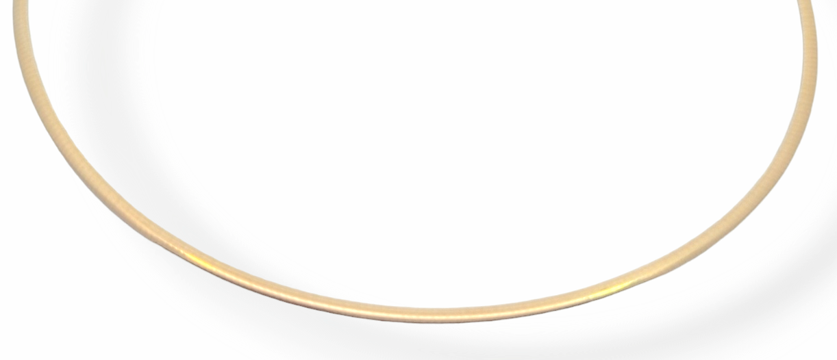Dit collier van Louis Bros is vervaardigd uit 14 karaat geelgoud (10.32 gr.). Het collier heeft een lengte van 40 cm en een breedte van 2.45 mm. Deze omega collier is stijlvol, eenvoudig en gemakkelijk te combineren. De sieraden vormen enerzijds een prachtige basis voor een minimalistische look, of kunnen anderzijds uitgebreid worden met verschillende type sieraden voor een rijke en of een feestelijke uitstraling.