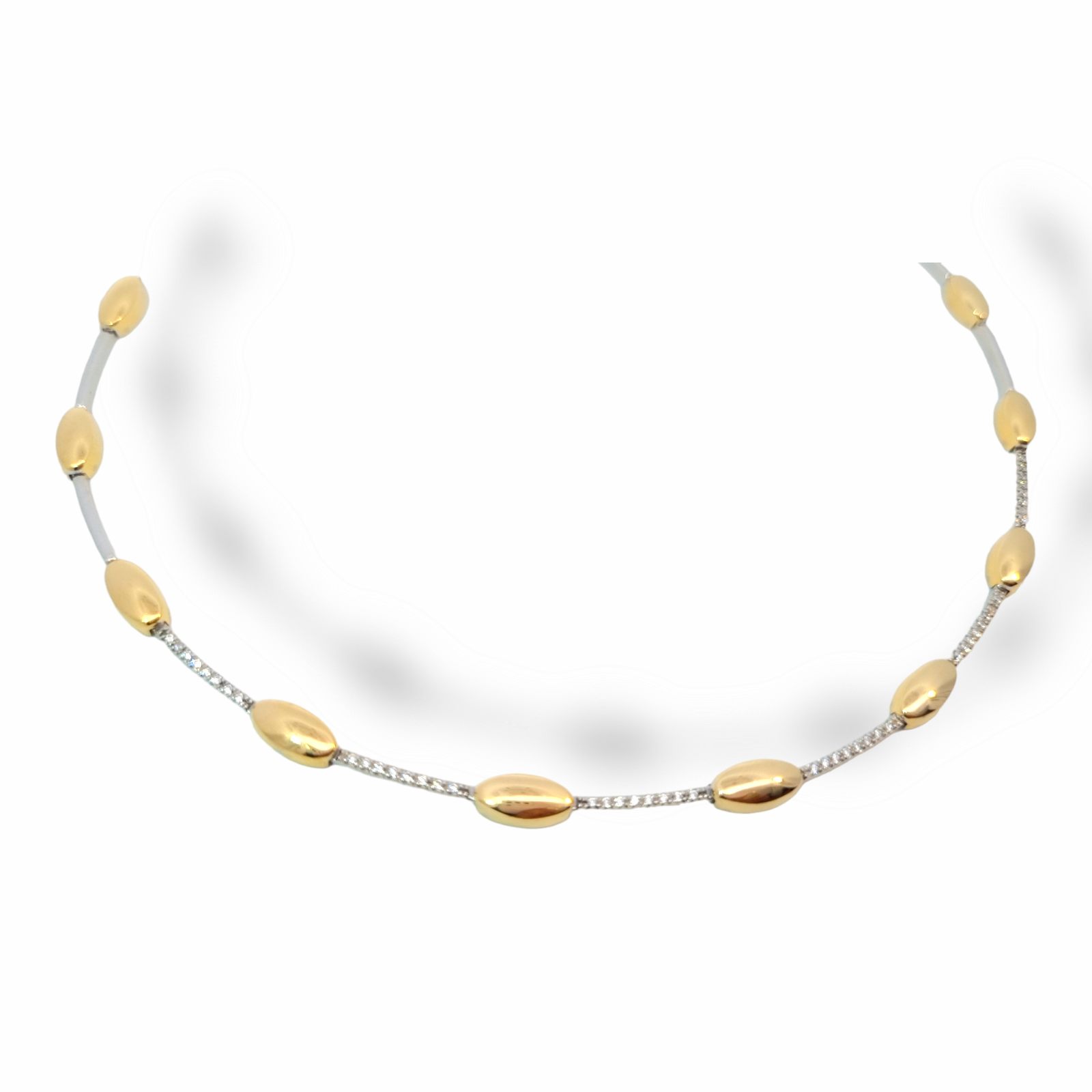  Dit prachtige collier van Louis Bros is een ware eyecatcher en een perfecte toevoeging aan je sieradencollectie. Het collier is gemaakt van 14 karaat bicolor en gezet met schitterende zirkonia stenen. De transparante stenen schitteren prachtig in het licht en geven het collier een luxe uitstraling.