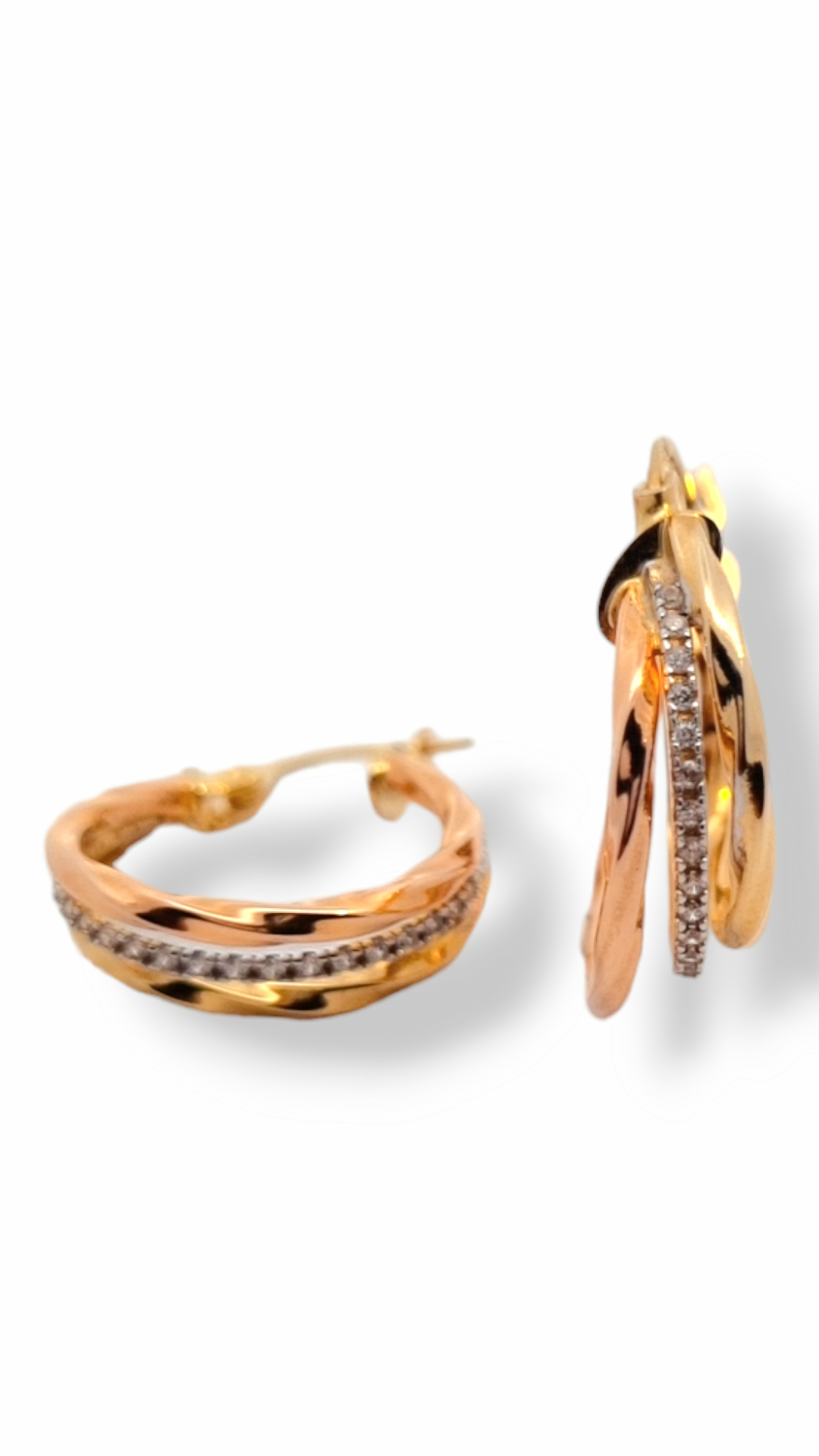 Deze oorringen van Louis Bros zijn vervaardigd uit 14 karaat tricolor(rose-geel-wit) verrijkt met zirkonia  (3.37 gr.). De Oorsieraden hebben een diameter van 20 mm. Deze oorringen met zirkonia’s vrolijken iedere outfit op. En eindeloos te combineren met andere gouden sieraden. Deze oorringen is stijlvol, eenvoudig en gemakkelijk te combineren. De sieraden vormen enerzijds een prachtige basis voor een minimalistische look, of kunnen anderzijds uitgebreid worden met verschillende type sieraden voor een rijke en of een feestelijke uitstraling.