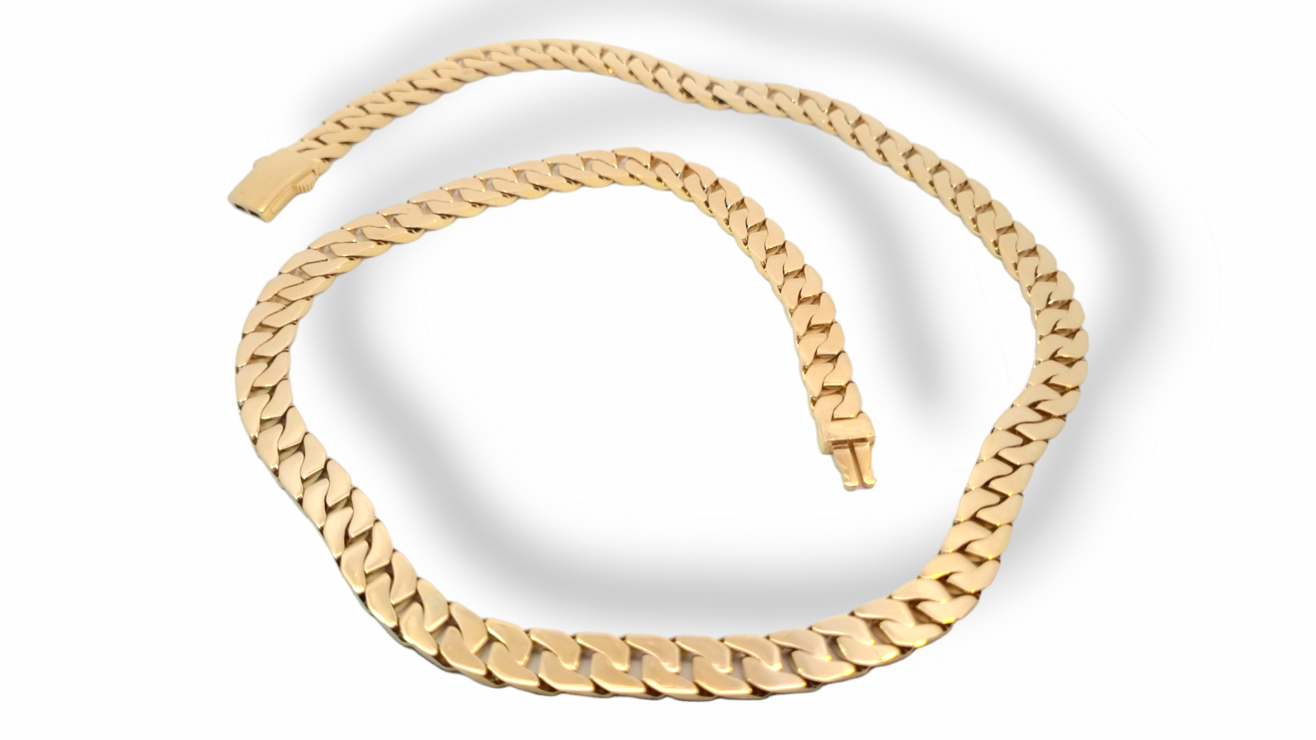 Deze gourmet  collier van Louis Bros is vervaardigd uit 14 karaat geelgoud (58.97 gr.). Het collier heeft een lengte van 65 cm en een breedte van 9 mm. En een dikte van 3 mm. Deze Gourmet collier is stijlvol en gemakkelijk te combineren. 