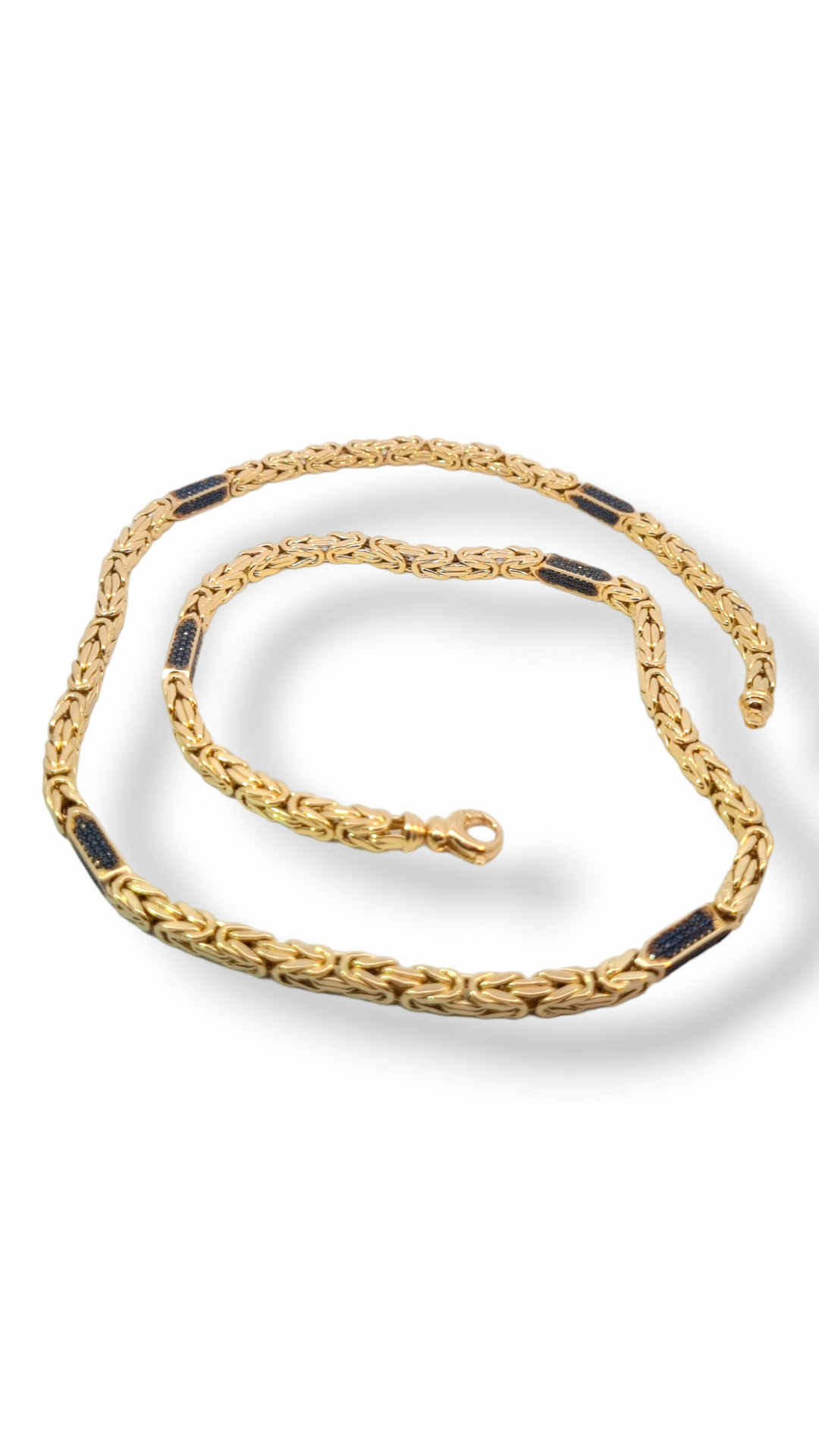 Deze koningsschakel collier met onyx van Louis Bros is vervaardigd uit 14kraat geelgoud (42.88gr) .Het collier heeft een lengte van 65 cm en een breedte van 5.En een dikte van 5.De koningsschakel is een stoere blikvanger. Houd jij van stoer en opvallend? En draag je graag gouden sieraden? Dan is dit exemplaar echt iets voor jou!