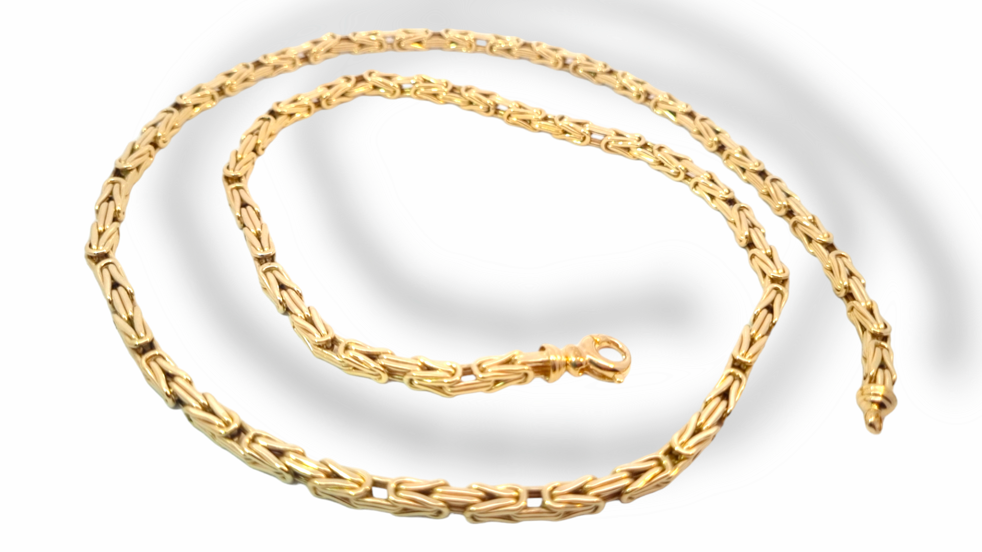 Deze koningsschakel collier van Louis Bros is vervaardigd uit 14kraat geelgoud (35.91gr) .Het collier heeft een lengte van 70 cm en een breedte van 4.43 En een dikte van 4.43. De koningsschakel is een stoere blikvanger. Houd jij van stoer en opvallend? En draag je graag gouden sieraden? Dan is dit exemplaar echt iets voor jou!