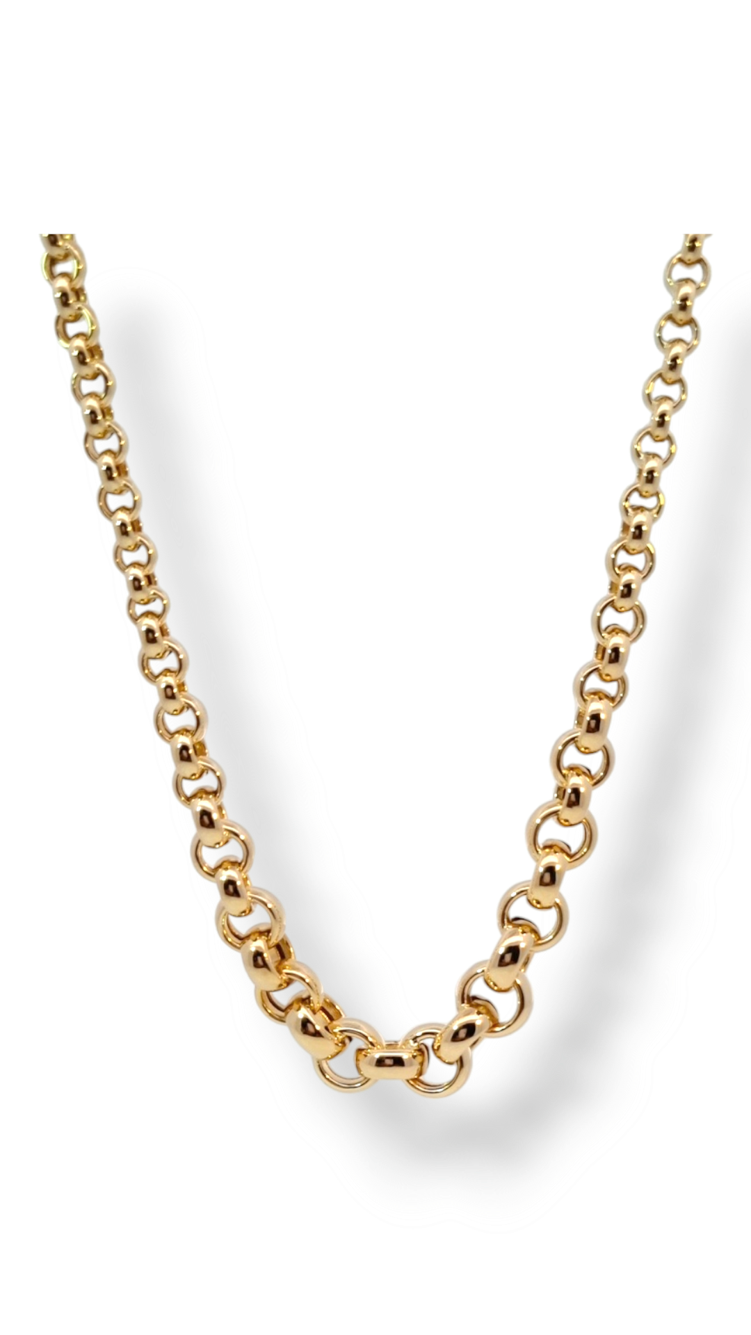 Dit jasseron collier van Louis Bros is vervaardigd uit 14 karaat geelgoud (17.gr).Het collier heeft een lengte van 45 cm. maximale breedte collier van 9.mm, en een minimale breedte van 5 mm. Deze jasseron collier is tijdloze, stijlvol , eenvoudig en gemakkelijk te combineren . De siersden vormen enerzijds een prachtige basis voor een minimallistische look,of kunnen anderzijds uitgebreid worden met verschillende type sieraden voor een rijke en of een feestelijke uitstraling.