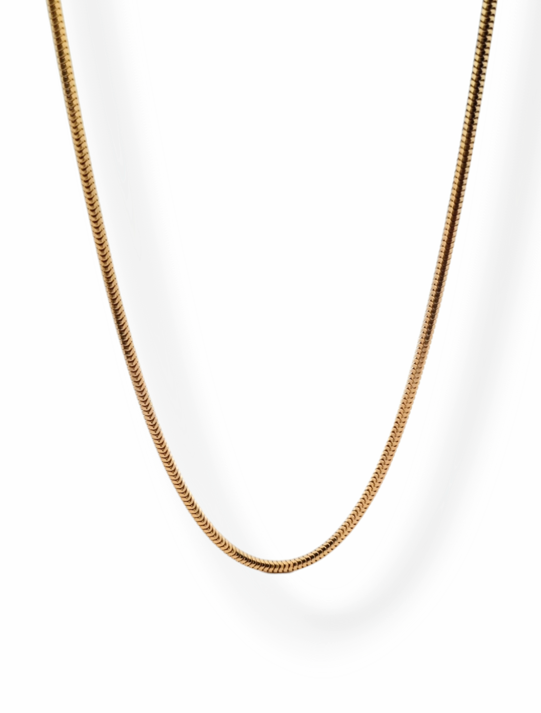 Dit collier van Louis Bros is vervaardigd uit 14 karaat geelgoud (11 gr.). Het collier heeft een dikte van 2,31 mm en lengte van 50 cm. Deze collier is stijlvol, eenvoudig en gemakkelijk te combineren. De sieraden vormen enerzijds een prachtige basis voor een minimalistische look, of kunnen anderzijds uitgebreid worden met verschillende type sieraden voor een rijke en of een feestelijke uitstraling.