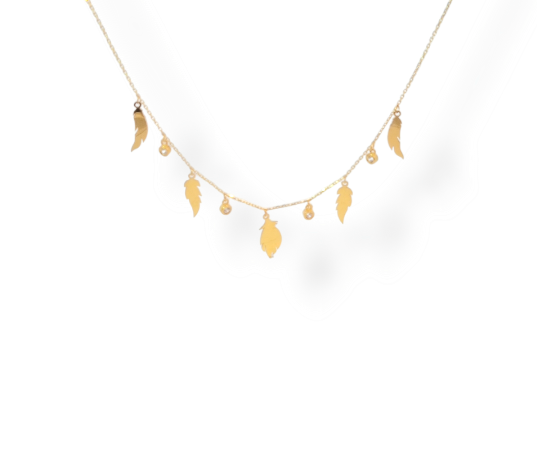 Dit collier van Louis Bros is vervaardigd uit 14 karaat geelgoud met veertjes en zirkonia (3.35 gr).Deze ketting kun je dragen op 40, 42 en 45 cm. Deze ketting is stijlvol, eenvoudig en gemakkelijk te combineren. De sieraden vormen enerzijds een prachtige basis voor een minimalistische look, of kunnen anderzijds uitgebreid worden met verschillende type sieraden voor een rijke en of een feestelijke uitstraling.