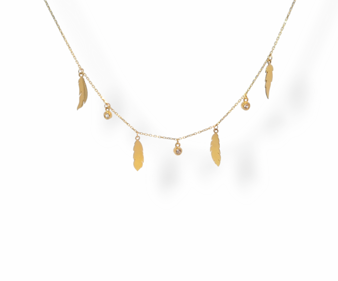 Dit collier van Louis Bros is vervaardigd uit 14 karaat geelgoud met veertjes en zirkonia (2.90 gr).Deze ketting kun je dragen op 40, 42 en 45 cm. Deze ketting is stijlvol, eenvoudig en gemakkelijk te combineren. De sieraden vormen enerzijds een prachtige basis voor een minimalistische look, of kunnen anderzijds uitgebreid worden met verschillende type sieraden voor een rijke en of een feestelijke uitstraling.