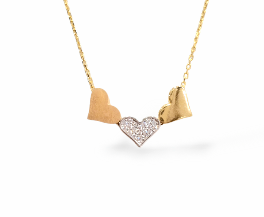 Deze ketting van Louis Bros is vervaardigd uit 14karaat tricolor(geel-rose-wit) met hartjes en zirkonia (3.gr). Deze ketting kun je dragen op 40, 42 en 45 cm. Deze ketting is stijlvol, eenvoudig en gemakkelijk te combineren. De sieraden vormen enerzijds een prachtige basis voor een minimalistische look, of kunnen anderzijds uitgebreid worden met verschillende type sieraden voor een rijke en of een feestelijke uitstraling.