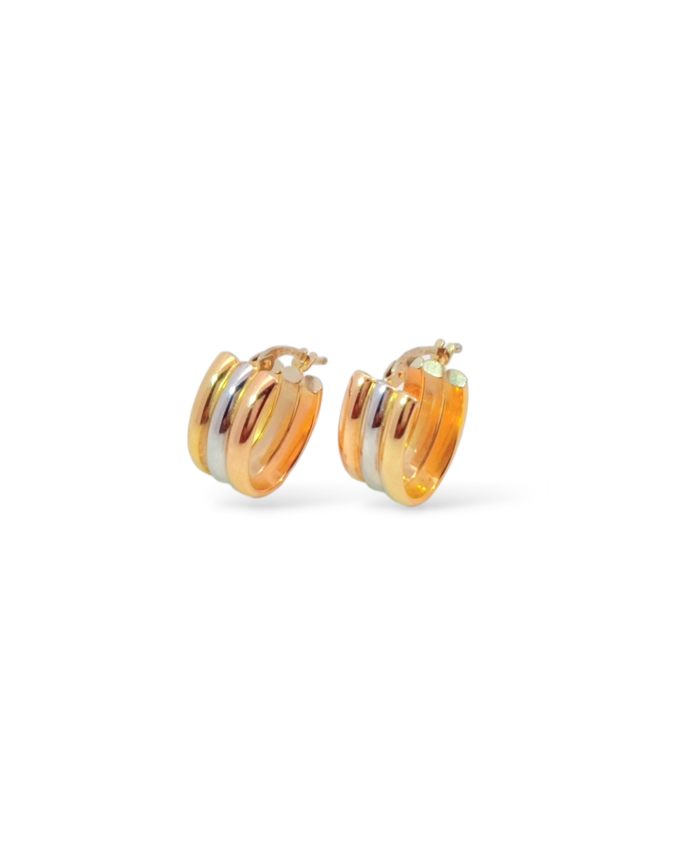 Deze oorringen van Louis Bros zijn vervaardigd uit 14 karaat tricolor(rose-geel-wit) (3.gr). De Oorsieraden hebben een lengte van 17.5 mm en een breedte van 9 mm. Deze oorringen vrolijken iedere outfit op. En eindeloos te combineren met andere gouden sieraden. Deze oorringen is stijlvol, eenvoudig en gemakkelijk te combineren. De sieraden vormen enerzijds een prachtige basis voor een minimalistische look, of kunnen anderzijds uitgebreid worden met verschillende type sieraden voor een rijke en of een feestelijke uitstraling.