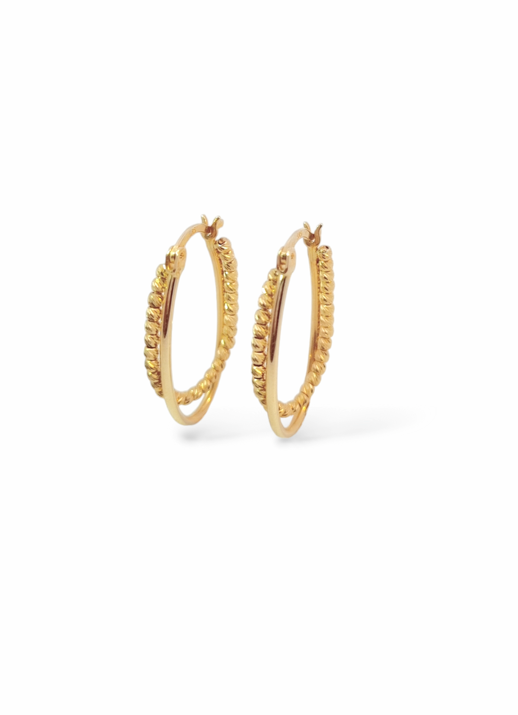 Deze oorringen van Louis Bros zijn vervaardigd uit 14 karaat geelgoud (4.09 gr.). De Oorsieraden hebben een lengte van 28 mm en een breedte van 16.5 mm. Deze oorringen vrolijken iedere outfit op. En eindeloos te combineren met andere gouden sieraden. Deze oorringen is stijlvol en gemakkelijk te combineren. De sieraden vormen enerzijds een prachtige basis voor een minimalistische look, of kunnen anderzijds uitgebreid worden met verschillende type sieraden voor een rijke en of een feestelijke uitstraling.