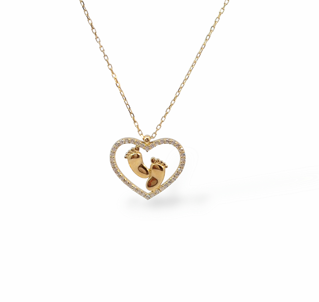  Deze hanger inclusief collier van Louis Bros is vervaardigd uit 14 karaat geelgoud (2.42 gr). Deze ketting kun je dragen op 40, 42 en 45 cm. De hanger is bezet met sprankelende zirkonia's en heeft een afmeting van(17x15mm) waardoor het een opvallend sieraad is dat zeker de aandacht zal trekken.