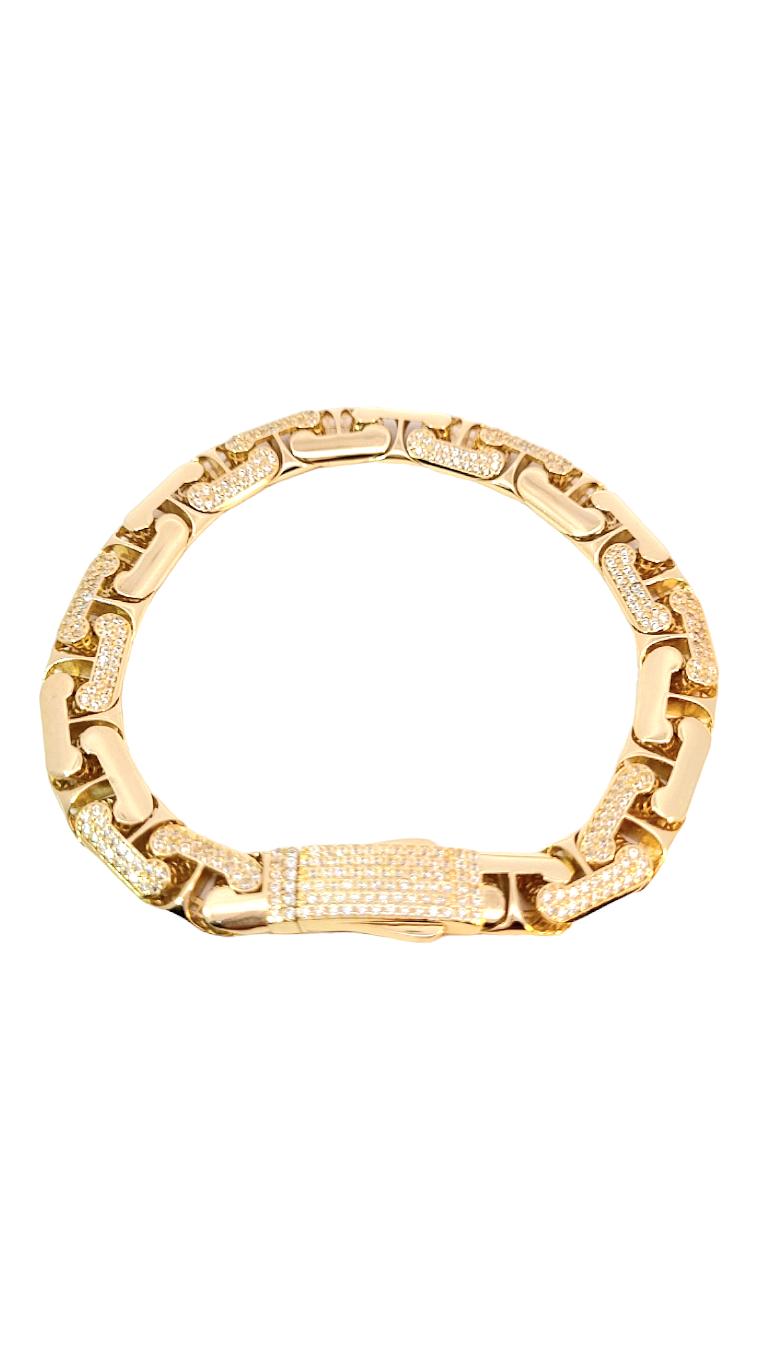 Deze armband van Louis Bros is vervaardigd uit 14 karaat geelgoud met Zirkonia (18.64 gr.). De armband heeft een breedte van 8.40 en een dikte van 3.5 mm. Deze armband is stijlvol en gemakkelijk te combineren.