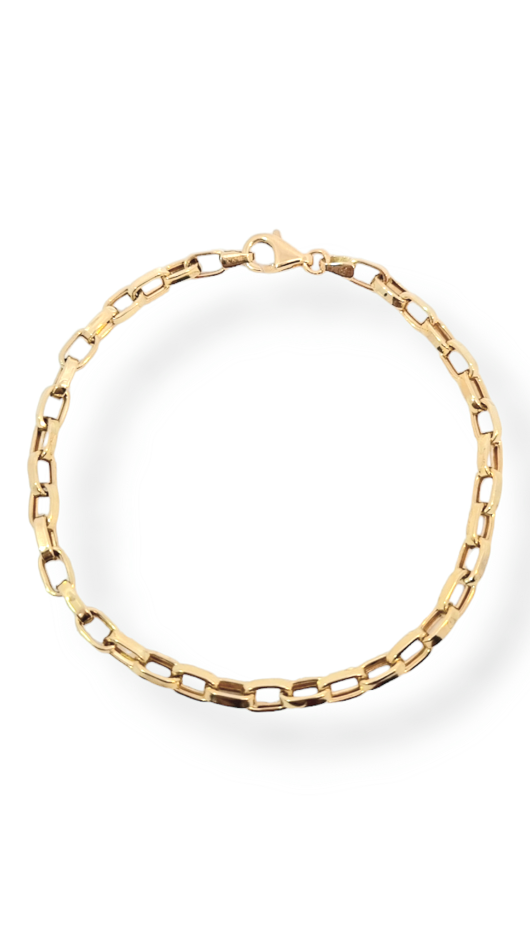 Deze schakelarmband van Louis Bros is vervaardigd uit 14 karaat geelgoud (4.13 gr.).  De armband heeft een dikte van 4 mm. Deze armband is stijlvol, eenvoudig en gemakkelijk te combineren. De sieraden vormen enerzijds een prachtige basis voor een minimalistische look, of kunnen anderzijds uitgebreid worden met verschillende type sieraden voor een rijke en of een feestelijke uitstraling.