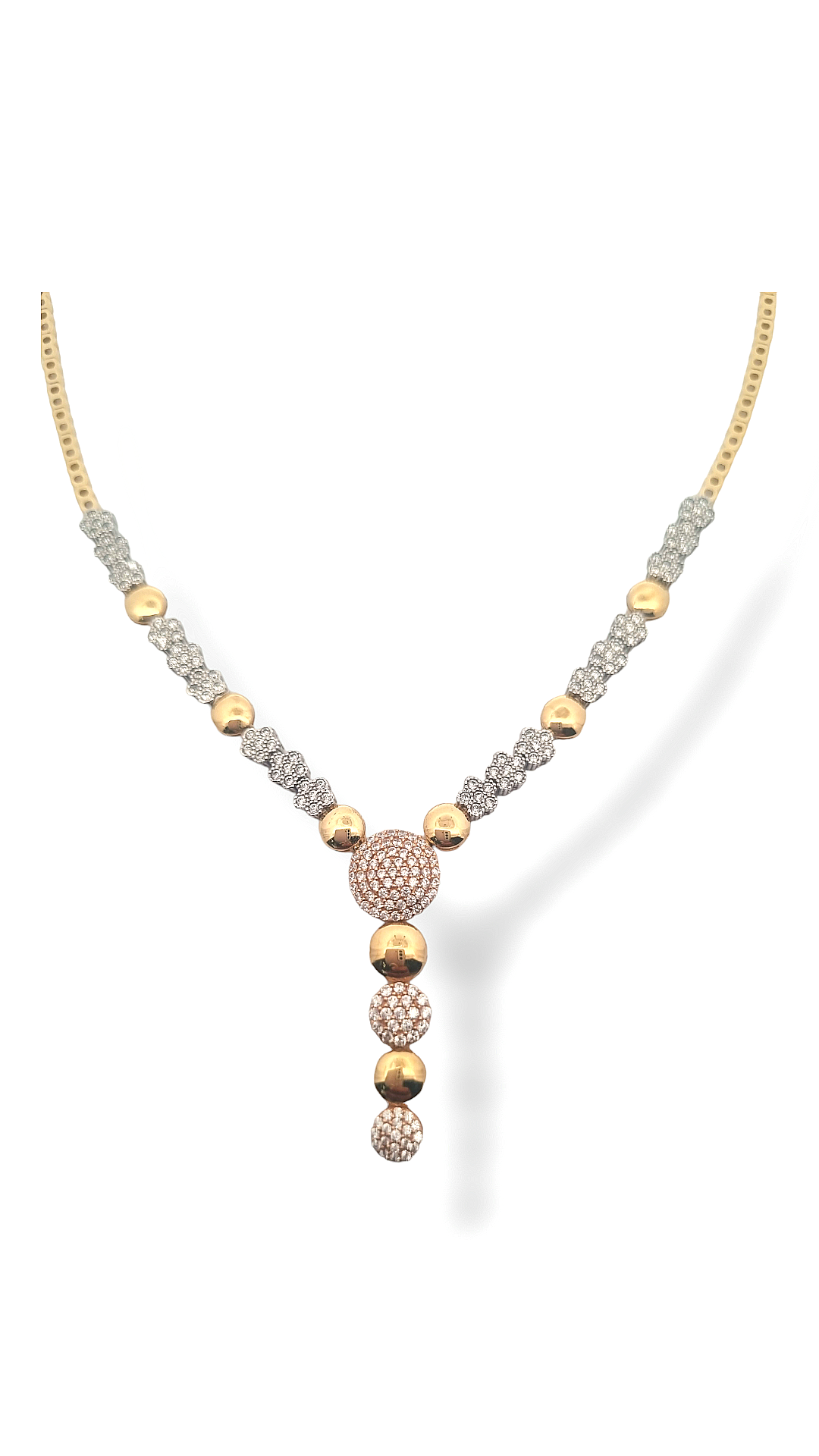  Dit prachtige collier van Louis Bros (14 gr) is een ware eyecatcher en een perfecte toevoeging aan je sieradencollectie. Het collier is gemaakt van 14 karaat tricolor en gezet met schitterende zirkonia stenen. De transparante stenen schitteren prachtig in het licht en geven het collier een luxe uitstraling. Dit collier heeft een lengte van 50cm en een dikte van 1.7 mm en maximale breedte van 4 mm.