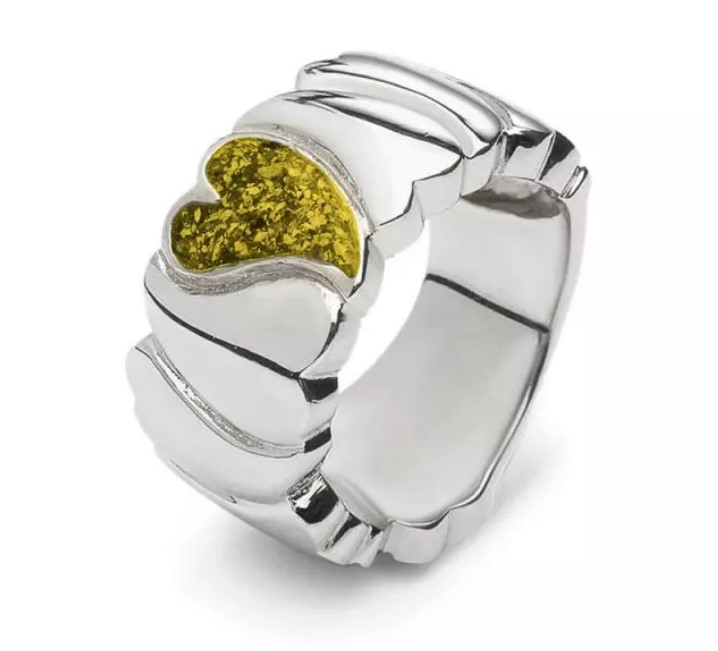 Harten ring. Dit sieraad wordt zichtbaar aan de voorkant gevuld met as en wordt vermengd met onze speciale hars.