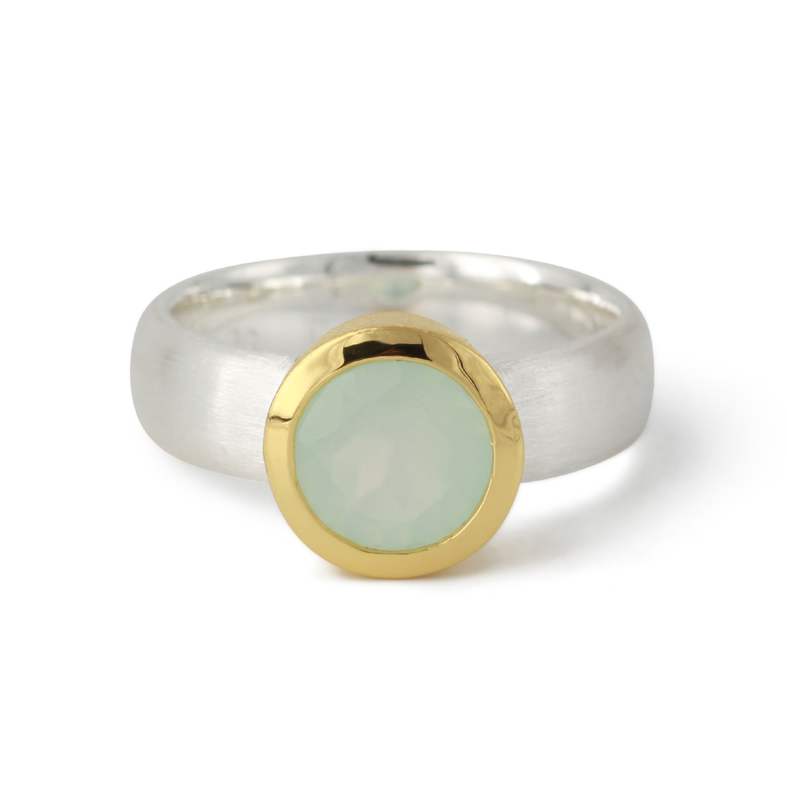 Onze zilveren ring met aqua chalcedoon - eenvoudige elegantie voor elke gelegenheid. Deze elegante ring is het perfecte cadeau voor een speciaal persoon in je leven. De delicate aqua chalcedoon, 8 millimeter groot en perfect omlijst door een 18-karaats vergulde zetting, geeft dit sieraad een vleugje luxe en tijdloze schoonheid. De matte ringband benadrukt de eenvoudige elegantie, terwijl de bovenkant van de zetting gepolijst is, waardoor de steen in al zijn glorie kan schitteren. Of je hem nu in het dagelijks leven of bij speciale gelegenheden draagt, deze ring zal altijd bewonderende blikken trekken. Met zijn eenvoudige elegantie past hij bij elke stijl en onderstreept hij het unieke karakter van de drager. Een ring die voor altijd herinnerd zal worden - een waar meesterwerk van sieradenkunst.

Maat 56
Soort sieraden:	ring
Steengrootte:	8 mm
Edelsteen:	Aqua-Chalcedoon
Materiaal:	925/- sterlingzilver
Oppervlak:	18kt geelgoud verguld, tweekleurig