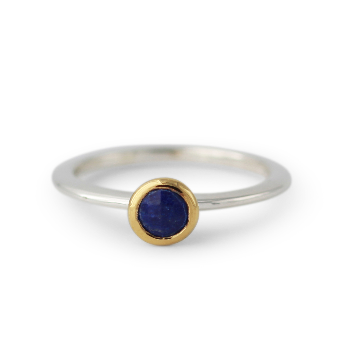 Maat 52
5 mm facet 

Soort sieraden:	ring
Steengrootte:	5 mm
Edelsteen:	Lapis
Materiaal:	925/- sterlingzilver
Oppervlak:	18kt geelgoud verguld