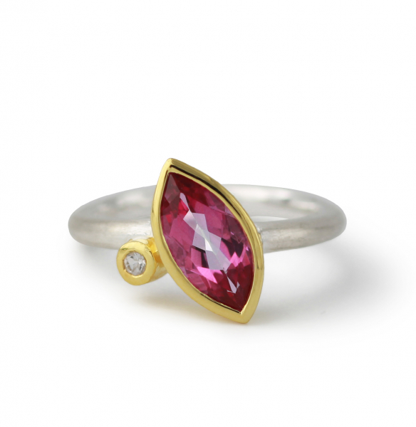 Campur zilveren ring met roze topaas en bergkristal in vergulde zetkast