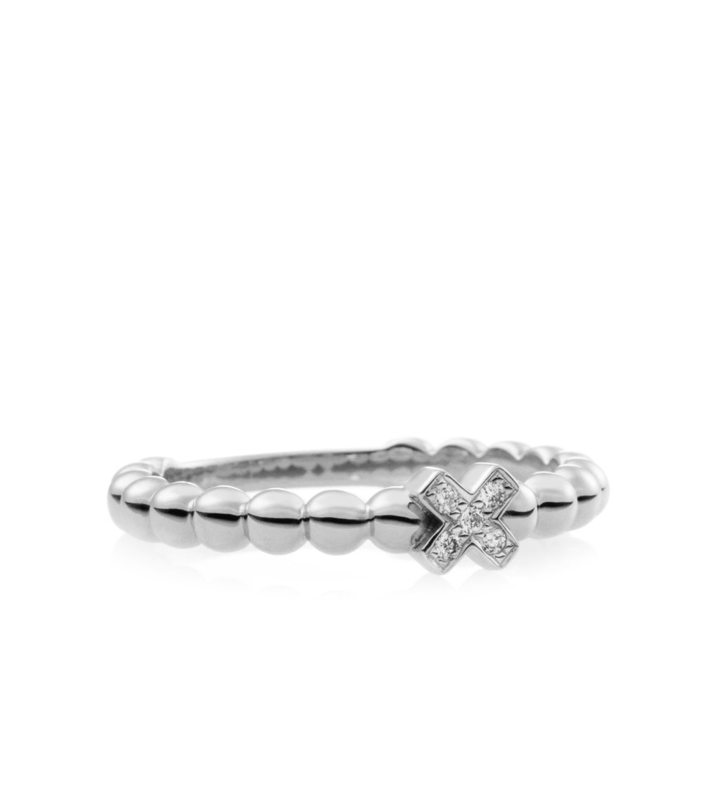 
Fliers Juweliers is trots om de Joy ring met het artikelnummer/referentie 8RW4746BR te presenteren. Deze ring behoort tot de categorie ringen en maakt deel uit van de Joy familie.

De Joy ring is een prachtig sieraad, versierd met een liefdevol kusje van witte diamanten. Dit speelse detail voegt een vleugje vreugde en romantiek toe aan de ring, waardoor het een betoverend en uniek accessoire is.

Of je nu op zoek bent naar een bijzonder cadeau voor een speciaal iemand of jezelf wilt verwennen met een sprankelende ring, de Bron Jewelry Joy ring is een perfecte keuze. Bewonder dit schitterende juweel met witte diamanten veilig online of kom langs in onze winkel in Sluis om dit prachtige sieraad in het echt te ervaren.