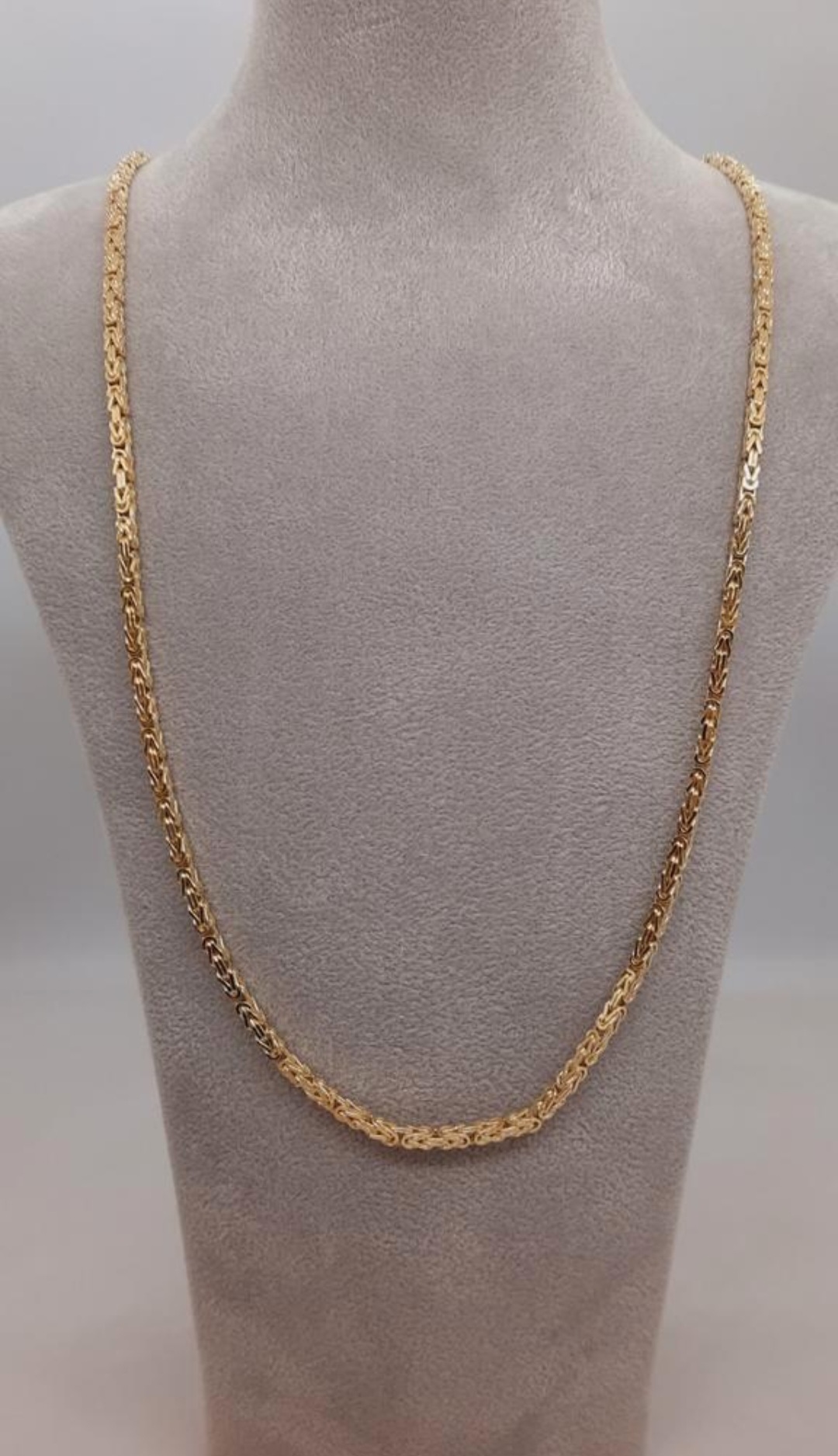 De gouden koningsketting (model BREA-JOY-0003990) is gemaakt van 14-karaats goud, met een lengte van 60 cm en een gewicht van 8,3 gram. De ketting heeft een diepte van 2,3 mm en is goudkleurig. Draag deze elegante ketting alleen of combineer met andere gouden sieraden voor een verfijnde look.