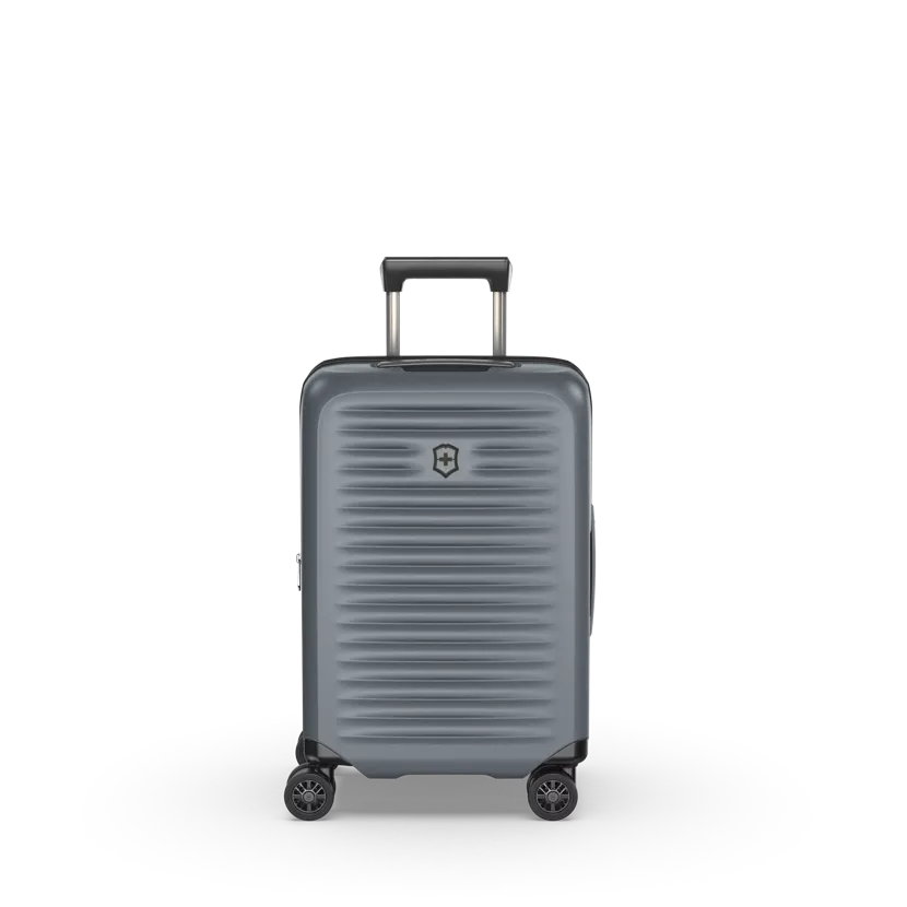 Deze  Airox koffer van Victorinox die handbagage formaat is, 2.9 kg weegt, uitbreidbaar is en een inhoud heeft van 43 liter. Dat klinkt als een handige en lichte optie voor reizen!

Afmetingen:
Hoogte 55cm x breed 35 cm x diep 23-27cm

Materiaaal is poylcarbonaat:

Polycarbonaat is een duurzaam en lichtgewicht materiaal dat vaak wordt gebruikt voor het maken van koffers en bagage. Enkele eigenschappen van polycarbonaat zijn:

1. Sterkte: Polycarbonaat is bekend om zijn hoge slagvastheid en weerstand tegen krassen, deuken en breuken. Het is een stevig materiaal dat de inhoud van de koffer goed beschermt.

2. Lichtgewicht: Ondanks zijn stevigheid is polycarbonaat ook relatief licht van gewicht, waardoor het gemakkelijk te hanagen en te vervoeren is.

3. Flexibiliteit: Polycarbonaat is een buigzaam materiaal dat kan worden gevormd en uitgerekt zonder te breken. Dit maakt het ideaal voor uitbreidbare koffers zoals degene die je noemde.

4. Hittebestendigheid: Polycarbonaat kan hoge temperaturen weerstaan zonder te smelten of te vervormen, waardoor het een goede keuze is voor bagage die aan verschillende omgevingen wordt blootgesteld.

Kortom, polycarbonaat is een populair materiaal voor koffers vanwege zijn duurzaamheid, lichtheid en beschermende eigenschappen.