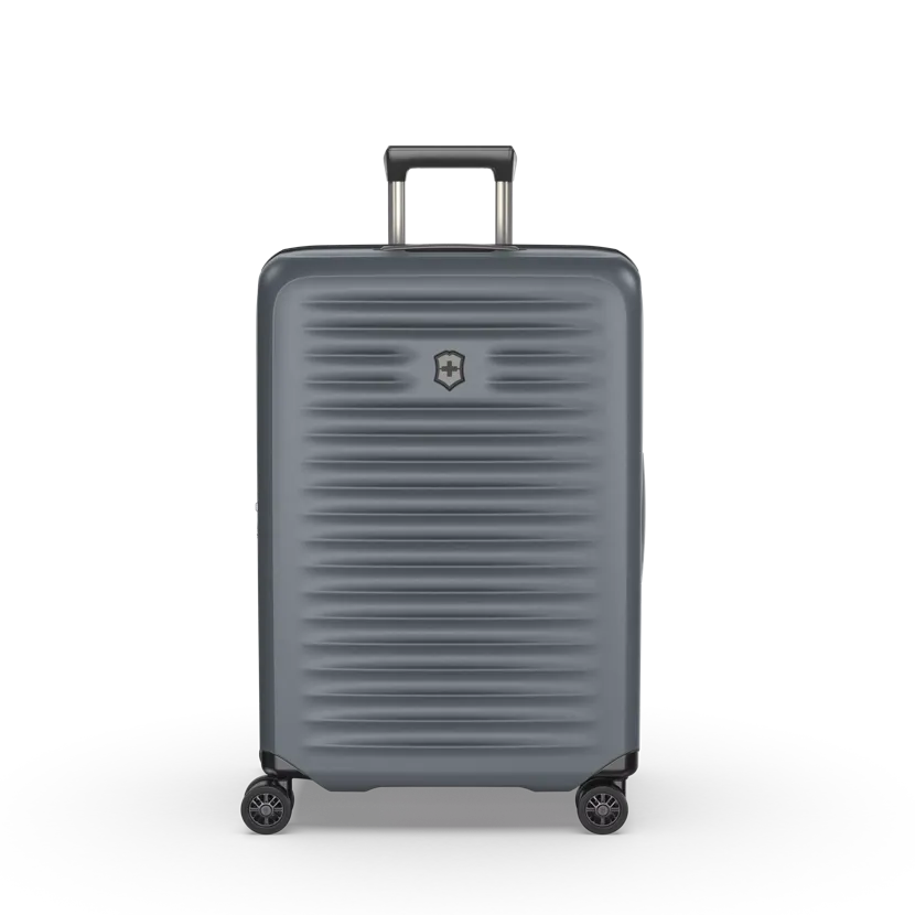 Deze  Airox koffer van Victorinox die ruimbagage formaat is, 4.2 kg weegt, uitbreidbaar is en een inhoud heeft van maximaal 90 liter. Dat klinkt als een handige en lichte optie voor reizen!

Afmetingen:
Hoogte 69cm x breed 46 cm x diep 29-33cm

Materiaaal is poylcarbonaat:

Polycarbonaat is een duurzaam en lichtgewicht materiaal dat vaak wordt gebruikt voor het maken van koffers en bagage. Enkele eigenschappen van polycarbonaat zijn:

1. Sterkte: Polycarbonaat is bekend om zijn hoge slagvastheid en weerstand tegen krassen, deuken en breuken. Het is een stevig materiaal dat de inhoud van de koffer goed beschermt.

2. Lichtgewicht: Ondanks zijn stevigheid is polycarbonaat ook relatief licht van gewicht, waardoor het gemakkelijk te hanagen en te vervoeren is.

3. Flexibiliteit: Polycarbonaat is een buigzaam materiaal dat kan worden gevormd en uitgerekt zonder te breken. Dit maakt het ideaal voor uitbreidbare koffers zoals degene die je noemde.

4. Hittebestendigheid: Polycarbonaat kan hoge temperaturen weerstaan zonder te smelten of te vervormen, waardoor het een goede keuze is voor bagage die aan verschillende omgevingen wordt blootgesteld.

Kortom, polycarbonaat is een populair materiaal voor koffers vanwege zijn duurzaamheid, lichtheid en beschermende eigenschappen.