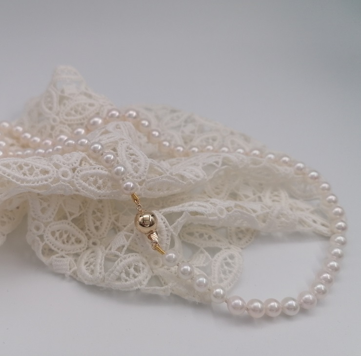 Kobu Parels cultive/akoya parel collier taps toelopend 8.5x5 met gouden bolslot van 8mm.