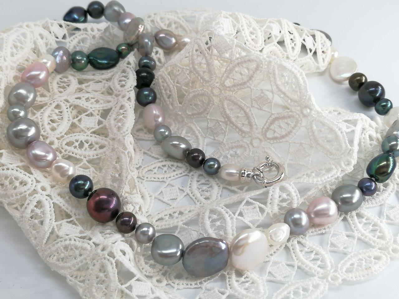 Kobu Parels zoetwaterparel armband mix blauw wit grijs. 19cm