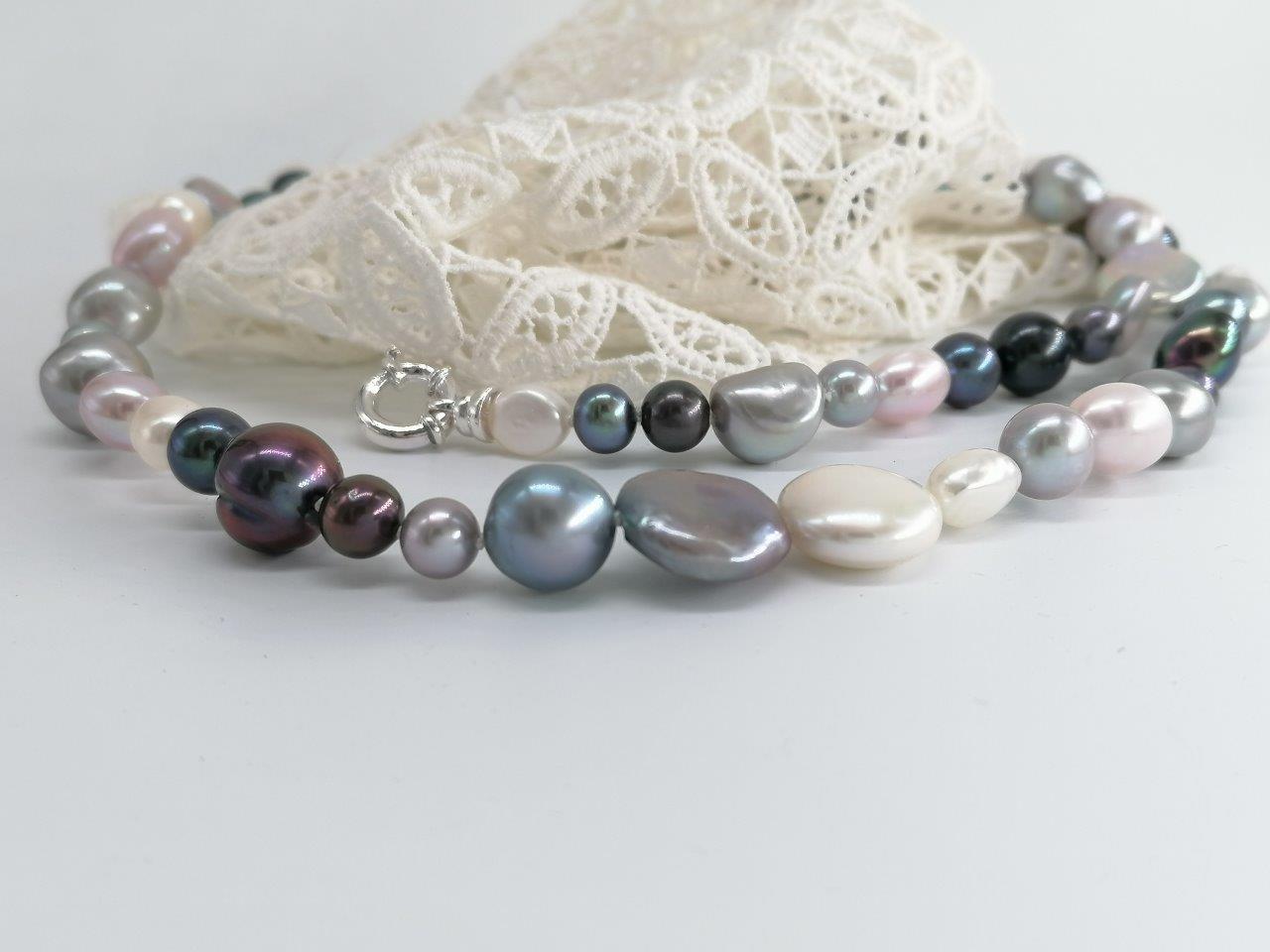 Kobu Parels zoetwaterparel collier mix blauw wit grijs, 45cm