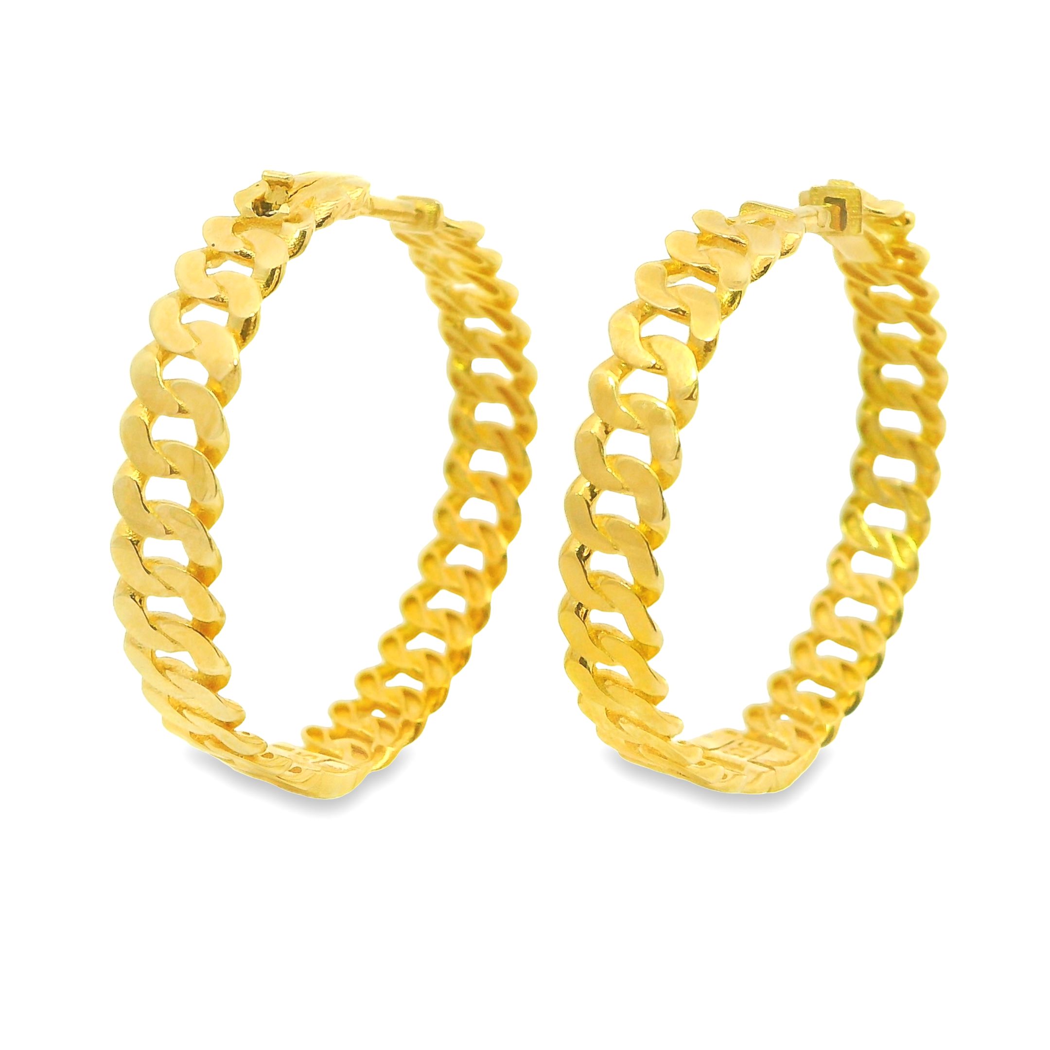 Deze oorringen van Louis Bros zijn vervaardigd uit 14 karaat geelgoud (7.20 gr.). De Oorsieraden hebben een diameter van 30 mm en een breedte van 5 mm. Deze oorringen vrolijken iedere outfit op. En eindeloos te combineren met andere gouden sieraden. Deze oorringen is stijlvol en gemakkelijk te combineren. De sieraden vormen enerzijds een prachtige basis voor een minimalistische look, of kunnen anderzijds uitgebreid worden met verschillende type sieraden voor een rijke en of een feestelijke uitstraling.
