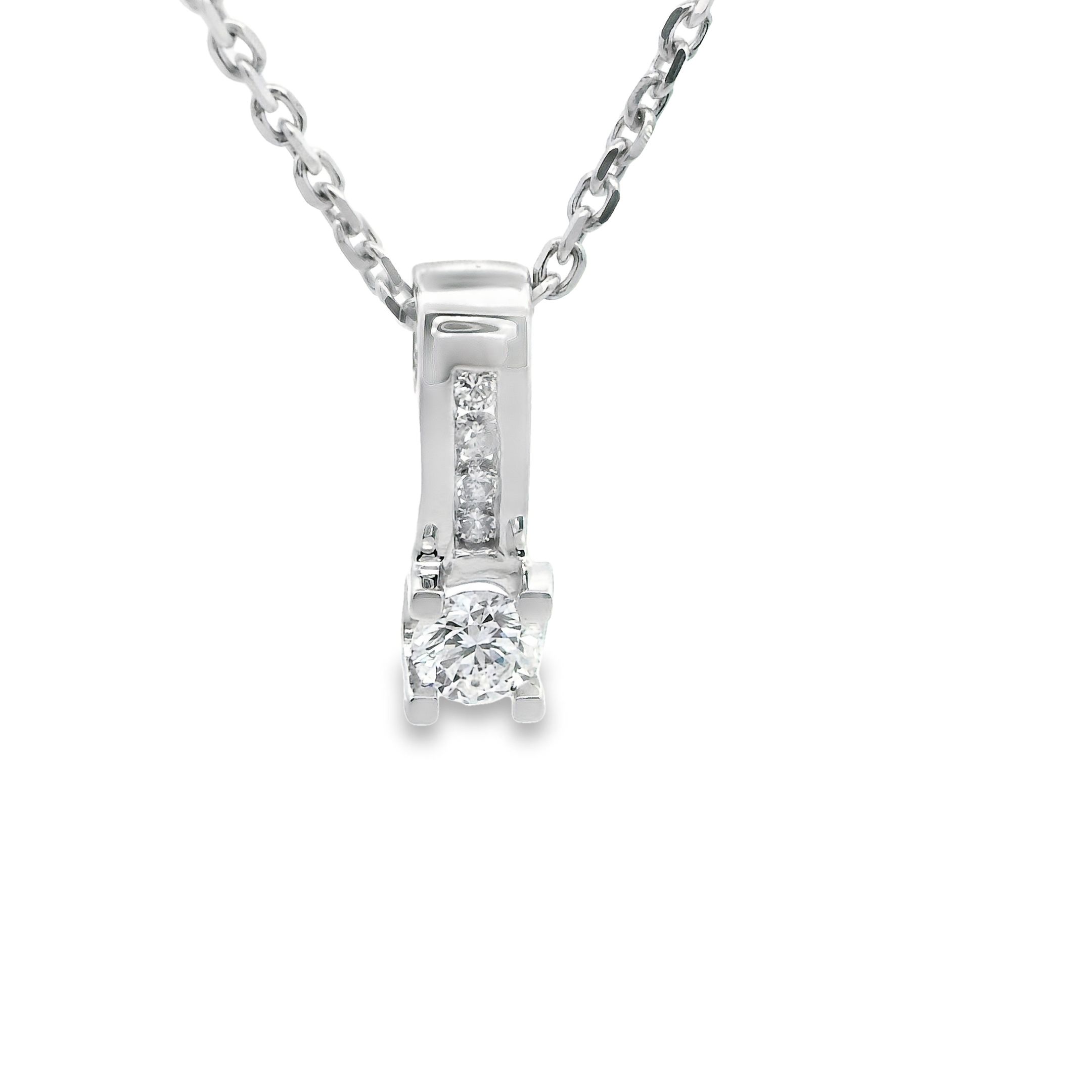 Deze hanger met collier van Louis Bros is vervaardigd uit 14 karaat witgoud (3.60gr.) en is gezet met 5 briljant geslepen diamanten met een totaalgewicht van 0.20 ct. De hanger heeft een diameter van 13 mm en een breedte van 4.5 mm. En een dikte van 3.5 mm. Deze hanger straalt tijdloze elegantie uit. Het witgoud geeft de hanger een moderne en verfijnde uitstraling, terwijl de solitaire diamant het middelpunt van de aandacht vormt. De diamant schittert prachtig en staat symbool voor liefde en schoonheid. Of je deze hanger nu draagt voor een speciale gelegenheid of als een dagelijks sieraad, het zal zeker de aandacht trekken en je laten stralen. Het is een prachtig symbool van jouw unieke stijl en persoonlijkheid.