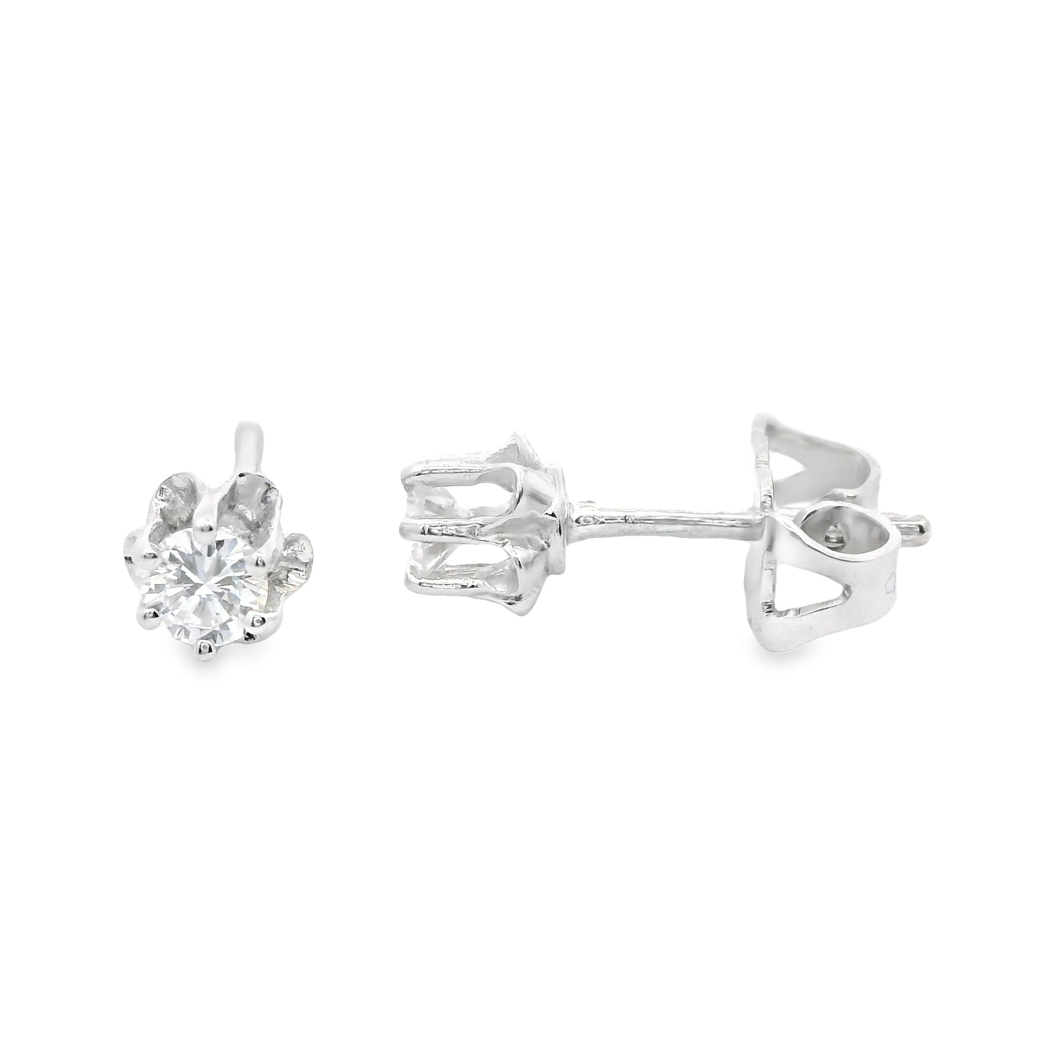Deze solitair oorstekers van Louis Bros zijn vervaardigd uit 14 karaat witgoud (1.16 g) en zijn gezet met 2 briljant geslepen diamanten met een totaalgewicht van 0.20 ct. De oorstekers hebben een diameter van 5 mm.
Verkrijgbaar vanaf 0.05 crt .
Leverbare goudkleuren: 14/18kts geelgoud, 14/18kts witgoud en 14/18kts roségoud