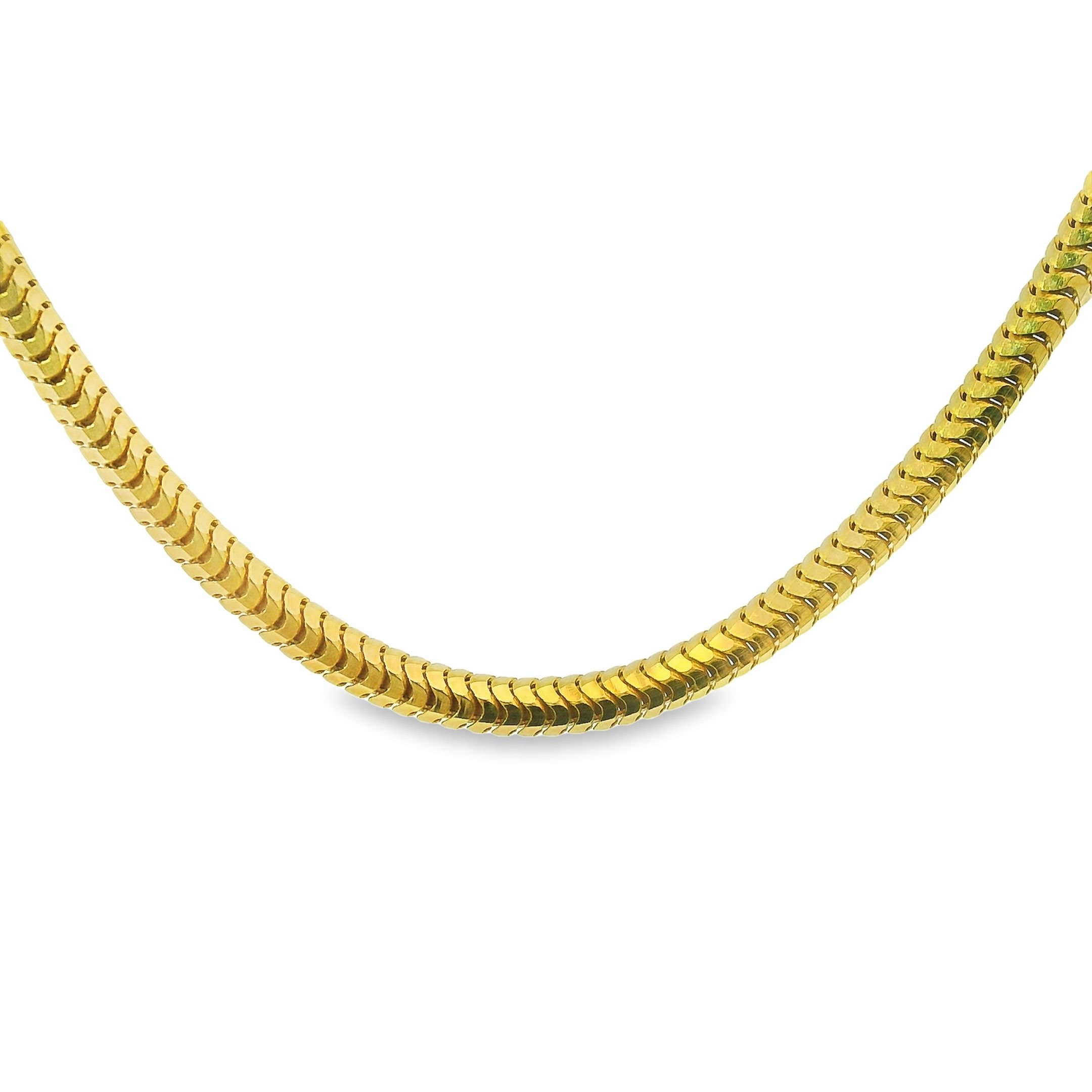 Dit collier van Louis Bros is vervaardigd uit 14 karaat geelgoud (11 gr). Het collier heeft een lengte van 42 cm en een dikte van 2 mm. Dit collier is stijlvol, eenvoudig en gemakkelijk te combineren.
Wil je deze ketting graag zien en passen? Dat kan natuurlijk! Klik op reserveer en maak een afspraak om te bekijken. Wij zorgen er dan voor dat wij dit collier op voorraad hebben in de winkel op het moment dat jij graag langskomt.
Verkrijgbaar vanaf 40 cm.