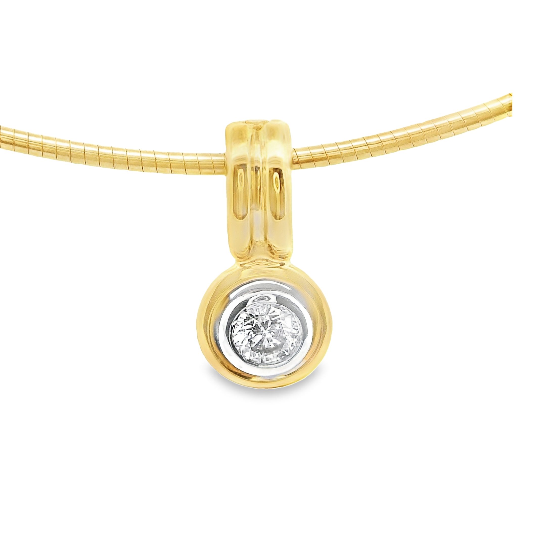Deze hanger van Louis Bros is vervaardigd uit 14 karaat bicolor (3.18 gr.) en is gezet met 1 briljant geslepen diamanten met een totaalgewicht van 0.25 ct. De hanger heeft een diameter van 17 mm en een dikte van 5.5 mm. Deze hanger bestaat uit onze lijn van exclusieve modellen sieraden met prachtige designs en van hoge kwaliteit.