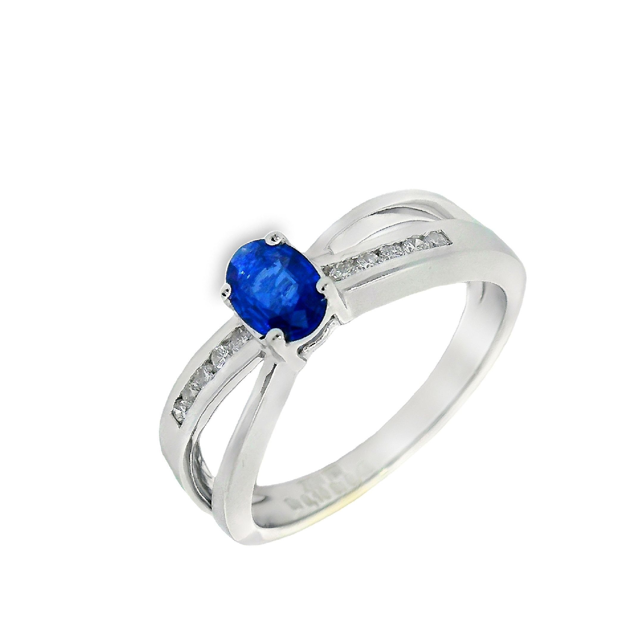 Deze ring van Louis Bros is vervaardigd uit 18 karaat witgoud (4.15gr.) en is gezet met 10 briljant geslepen diamanten met een totaalgewicht van 0.10ct en 1 saffier 0.48ct. De ring heeft een diameter van 5.5. mm, minimale breedte van 5.5 mm. en een hoogte van 4.5.mm. In het hart van deze betoverende witgouden ring schittert een majestueuze blauwe saffier als een fonkelende ster aan de nachtelijke hemel. Met zijn diepe, serene kleur straalt de saffier rust en harmonie uit, terwijl het een gevoel van mysterie en verfijning oproept. Deze ring is niet alleen een symbool van tijdloze schoonheid en elegantie, maar ook van liefde en verbondenheid. Het is een belofte van eeuwige liefde en een herinnering aan de kostbaarheid van elk moment samen. Met zijn verfijnde design en schitterende edelstenen is deze witgouden ring met een blauwe saffier en diamanten een waar kunstwerk dat de ziel betovert en de harten van anderen steelt.
De ring is verkrijgbaar in meerdere afmetingen.