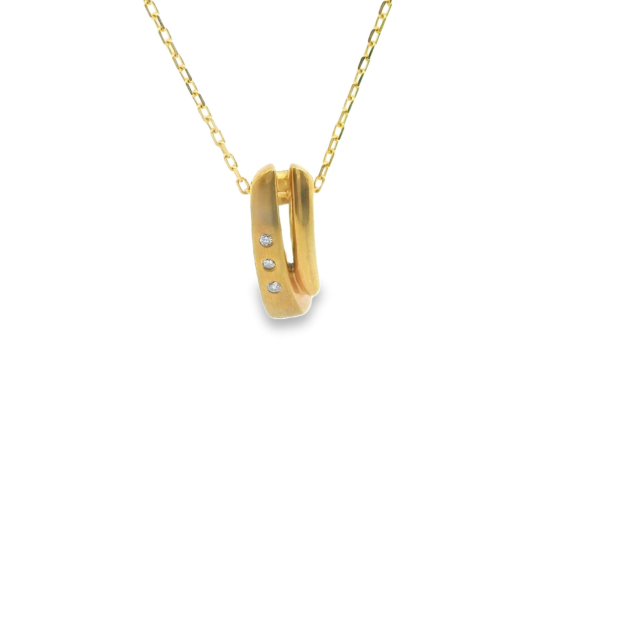 Deze hanger van Louis Bros is vervaardigd uit 14 karaat geelgoud (2.14 gr) en is gezet met 3 briljant geslepen diamanten met een totaalgewicht van 0.7 ct. De hanger heeft een diameter van 15 mm en een breedte van 5 mm. En een dikte van 5.5 mm. Deze hanger straalt een unieke en moderne stijl uit. Het geelgoud geeft de hanger een warme en klassieke uitstraling, terwijl de matte afwerking een eigentijds tintje toevoegt. De 3 diamanten zorgen voor een prachtige sprankeling en maken deze hanger extra bijzonder. Of je deze hanger nu draagt aan een ketting als een opvallend sieraad of als een symbolisch stuk dat dierbare herinneringen vertegenwoordigt, het zal zeker de aandacht trekken en je laten stralen. Het is een prachtig cadeau voor jezelf of voor iemand die je dierbaar is. 