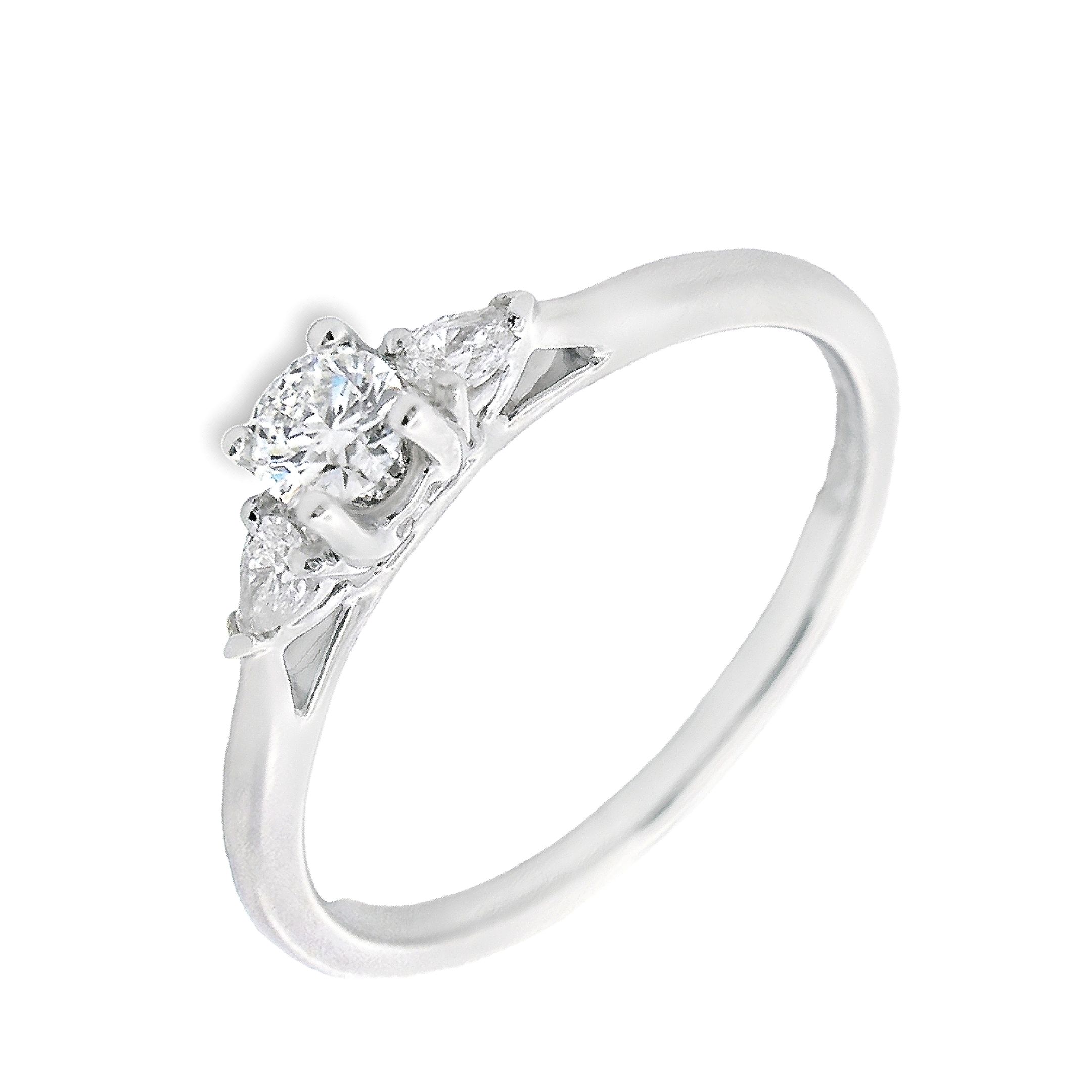 Deze exclusieve ring van Louis Bros is vervaardigd uit 14 karaat witgoud (2.38 gr.) en is gezet 2 pear 0.09ct en 1 briljant geslepen diamanten met een totaalgewicht van 0.18ct. De ring heeft een diameter van 3.5 mm, minimale breedte van 2 mm. en een hoogte van 5.5 mm.  witgouden ring met een steentje in het midden en twee pear diamanten op de zij kanten? Dat klinkt echt uniek en bijzonder! Deze aparte ring is een echte eyecatcher. Het sprankelende steentje in het midden trekt alle aandacht, terwijl de elegante pear diamanten aan de zijkanten een extra vleugje glamour toevoegen. Met deze ring laat je zeker een blijvende indruk achter. Een prachtige keuze voor iemand die graag iets speciaals wil dragen.
De ring is verkrijgbaar in meerdere afmetingen.

Verkrijgbaar vanaf 0.25crt .
Leverbare goudkleuren: 14/18kts geelgoud, 14/18kts witgoud, 14/18kts roségoud en alle bicolor combinaties.