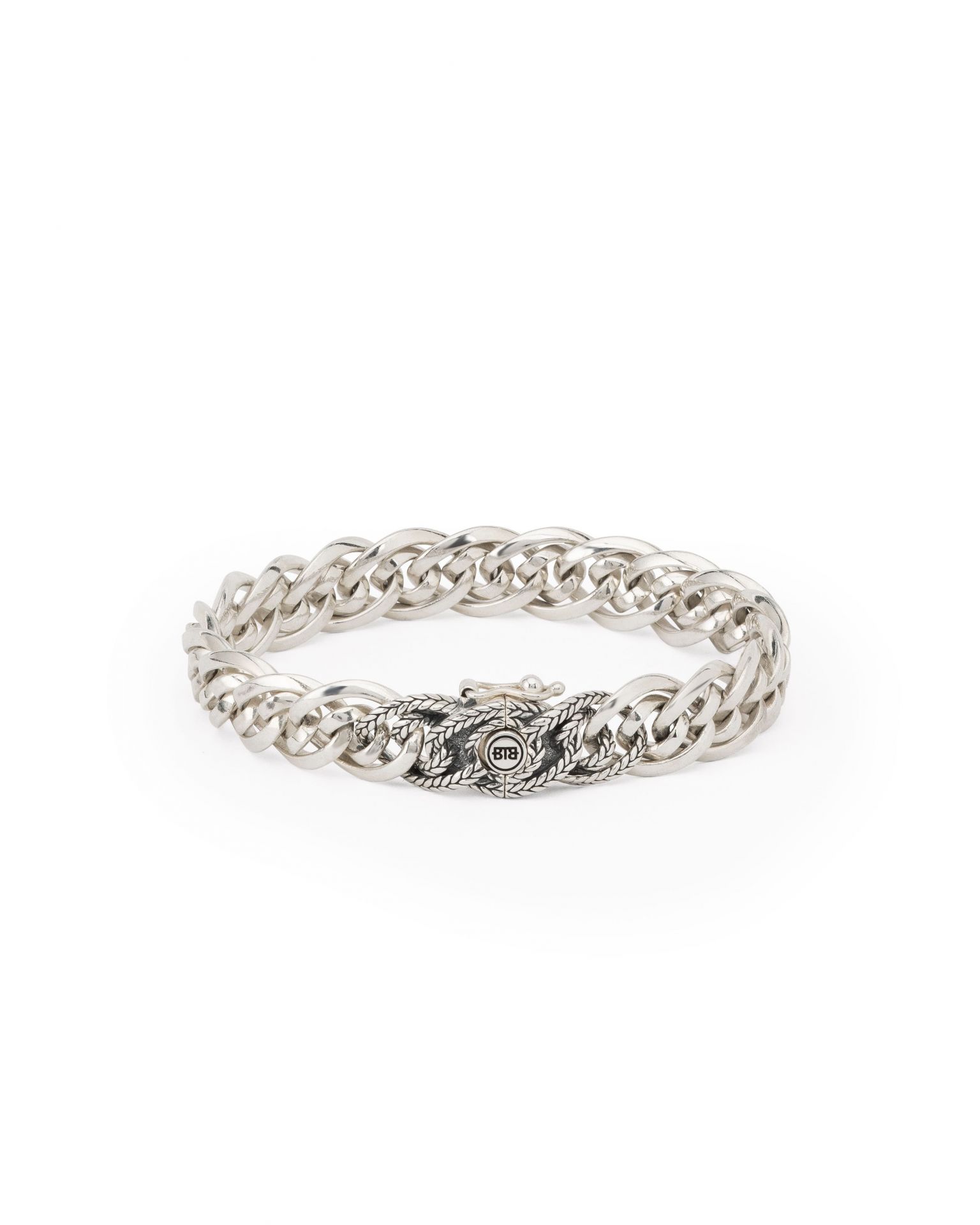 J208 D Nathalie Armband 18CM
Onze Nathalie Textuur XS Armband is een prachtig statement sieraad. Het unieke ontwerp van de Nathalie schakel loopt door in de hele armband, inclusief de sluiting, waardoor een krachtig geheel met een unieke look ontstaat. Het slot laat fijn vlechtwerk zien, doordat onze Nathalie weving is gecombineerd met de iconische Barbara structuur, deze combinatie creëert een luxere uitstraling. Deze armband is ook beschikbaar in een grotere variant en is perfect te combineren met de bijpassende ring.