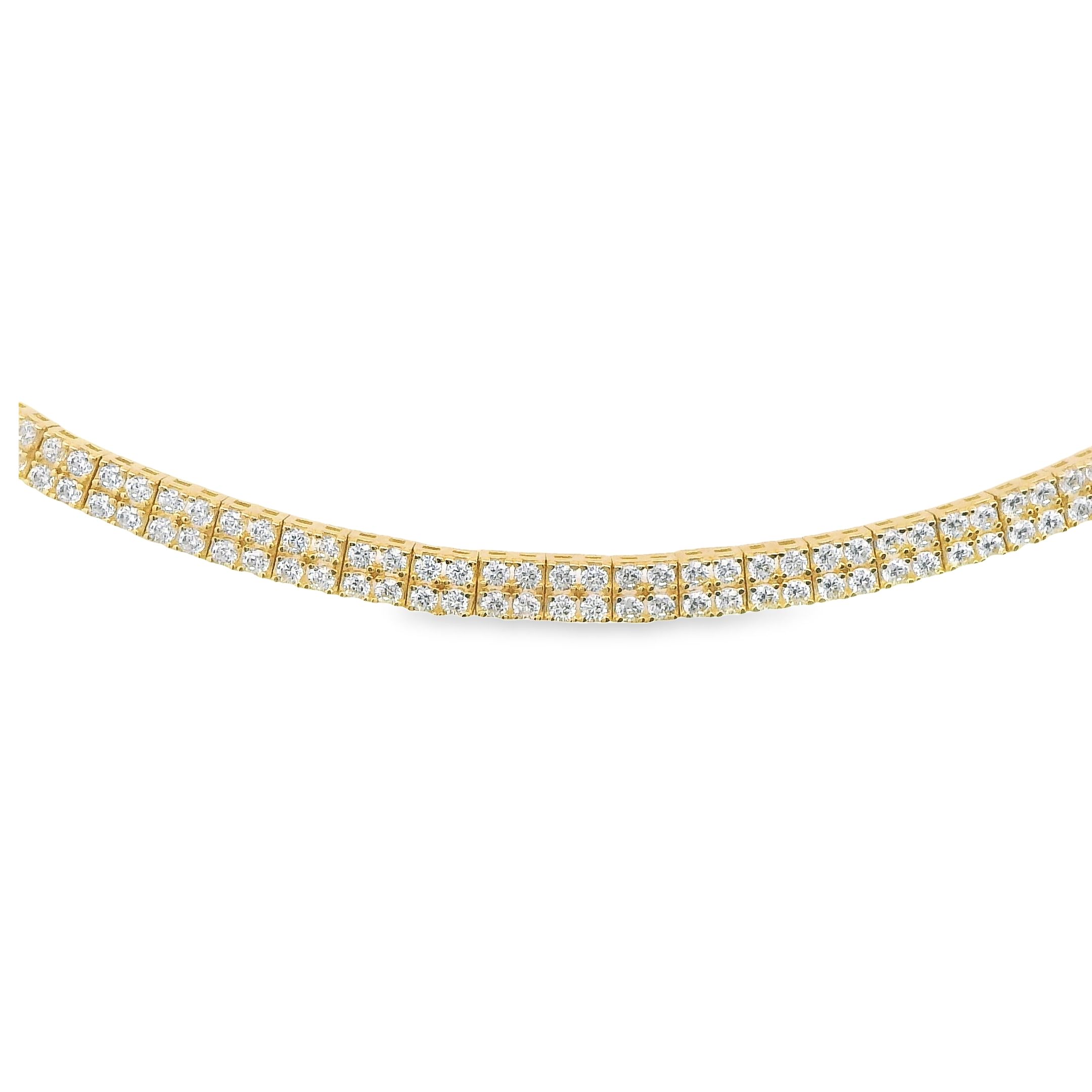  Dit prachtige collier van Louis Bros is een ware eyecatcher en een perfecte toevoeging aan je sieradencollectie. Het collier is gemaakt van 14 karaat geelgoud en gezet met schitterende zirkonia stenen. De transparante stenen schitteren prachtig in het licht en geven het collier een luxe uitstraling.