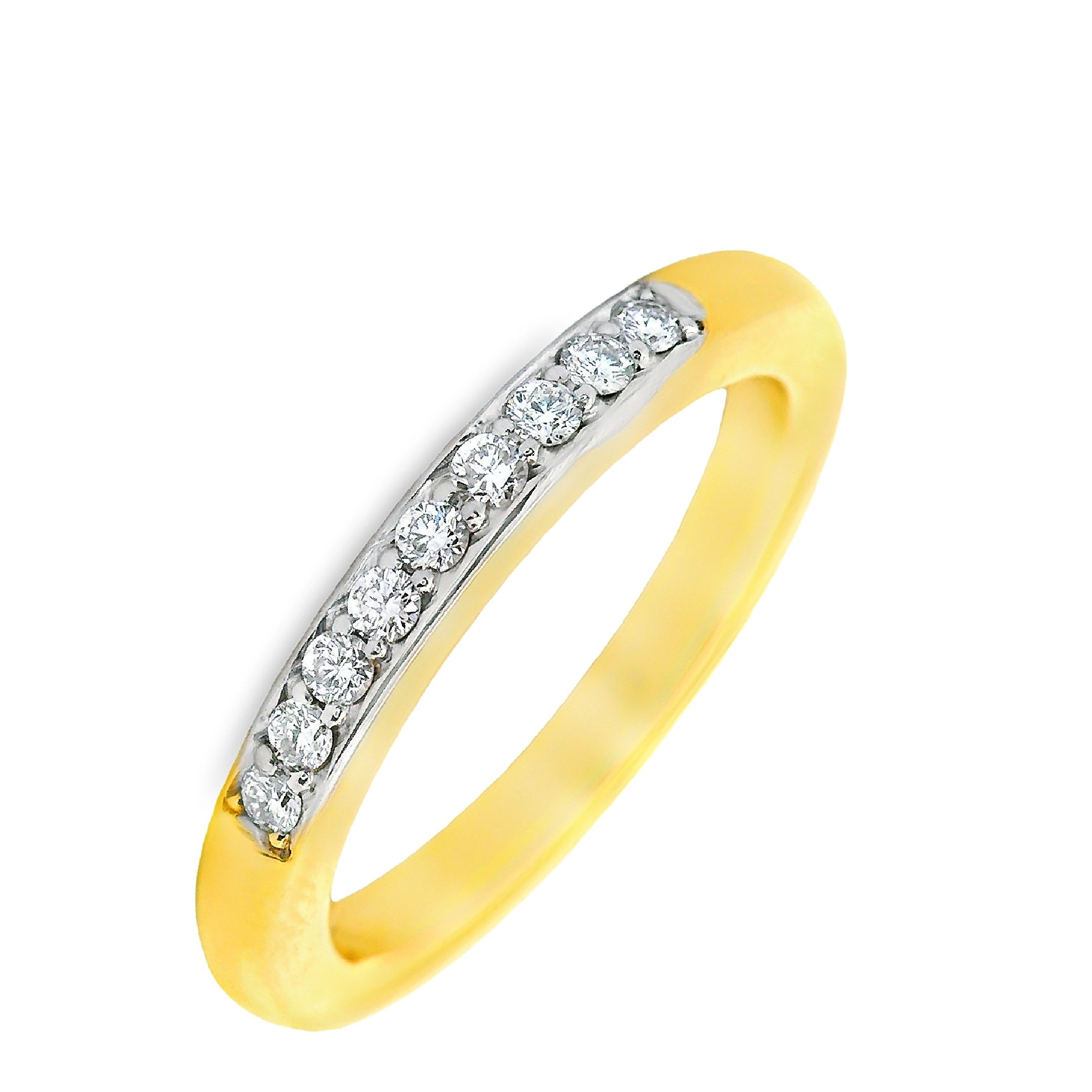 Deze ring van Louis Bros is vervaardigd uit 14 karaat geelgoud (4.60gr.) en is gezet met 9 briljant geslepen diamanten met een totaalgewicht van 0.15ct. De ring heeft een breedte van 2.5 mm en een dikte van 2.5 mm. Deze ring bestaat uit onze lijn van exclusieve modellen sieraden met prachtige designs van hoge kwaliteit.
De ring is verkrijgbaar in meerdere afmetingen.
