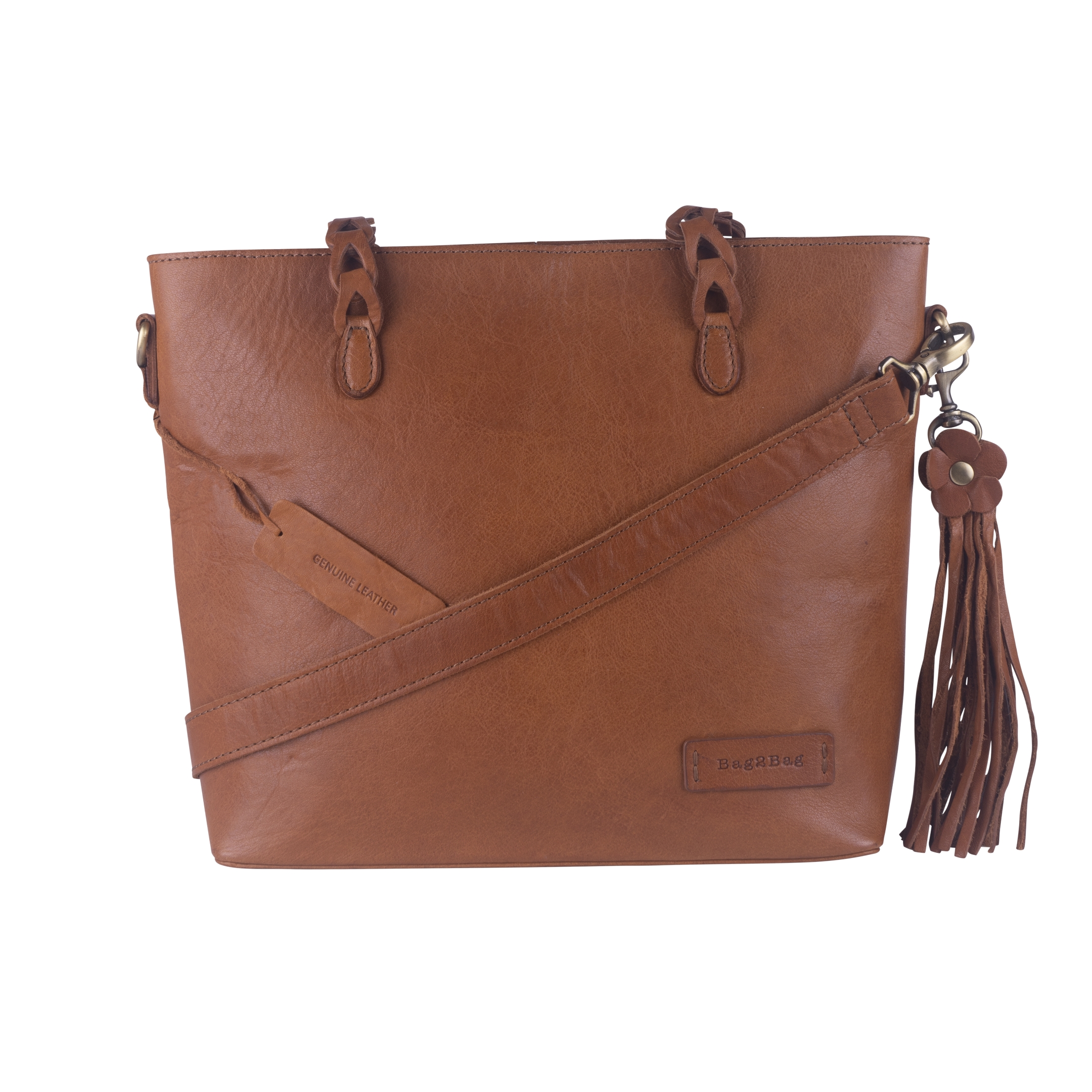 Zo gaaf deze Noto!
Kijk eens naar die mooie handvatten, lekker lang zodat deze goed over de schouder te dragen zijn.
Hierdoor krijgt de tas een speciale look.
Lange afneembare verstelbare schouderband.
Binnenkant heeft nog een vakje dat afsluitbaar is doormiddel van een rits.
extra vakjes voor pasjes, telefoon, lipstick etc…
Verkrijgbaar in 2 kleuren
Zwart
Cognac

Afmeting: 33x25x9cm.