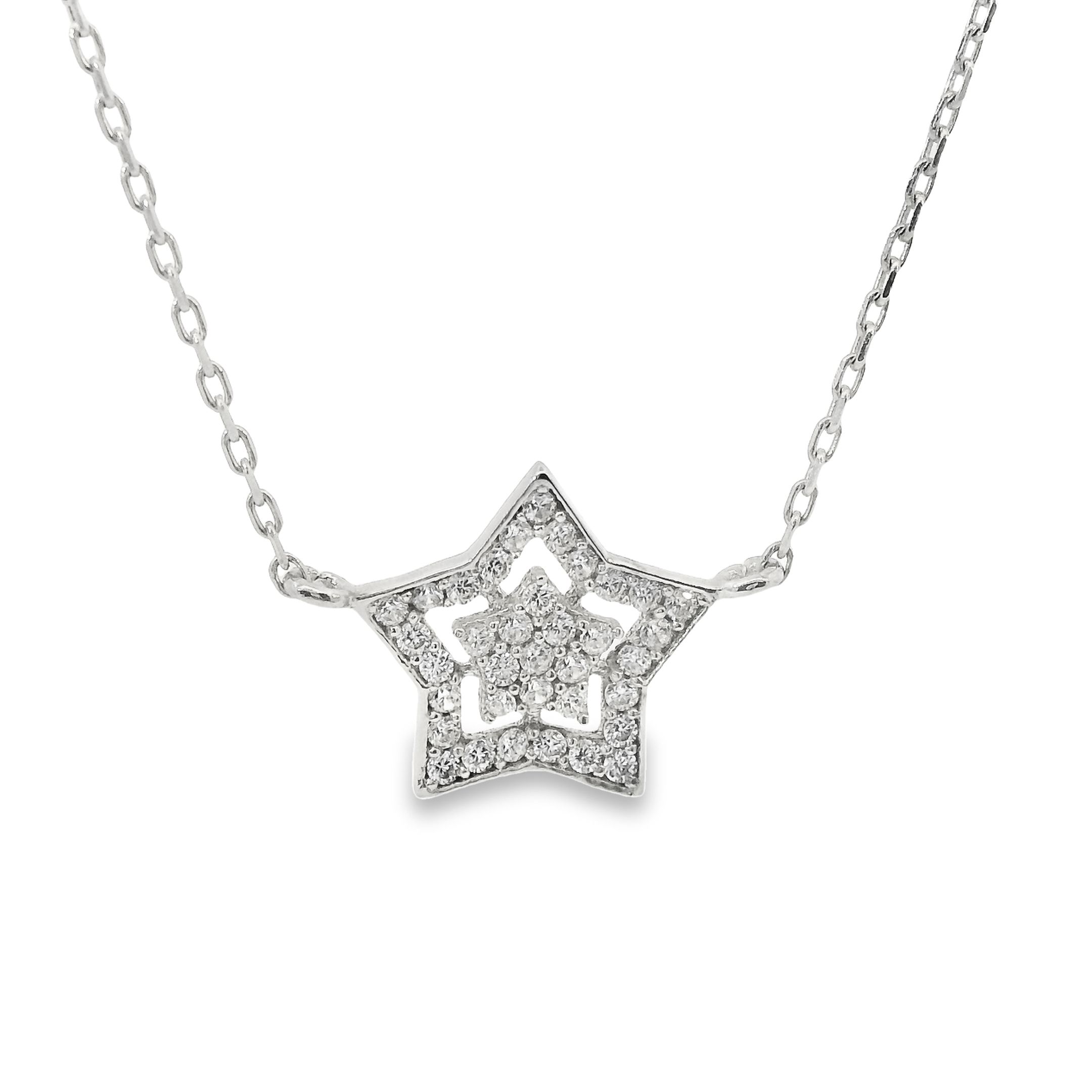 Deze ketting van Louis Bros is vervaardigd uit 14karaat witgoud met een ster en zirkonia (2.31 gr). Laat jezelf betoveren door de tijdloze schoonheid van deze witgouden ketting, waar een stralende ster fonkelt met de schittering van zirkonia. Deze ketting is niet alleen een accessoire; het is een symbool van dromen, hoop en de magie van het universum, vastgelegd in een adembenemend juweel.
Het witgoud, met zijn heldere en verfijnde uitstraling, geeft de ketting een eigentijdse elegantie die moeiteloos de aandacht trekt. Het is een metaal dat staat voor zuiverheid en perfectie, en dat de drager een gevoel van verfijning en stijl geeft.