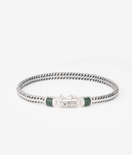 De Ben Mini (Edel)steen Armband in Zilver Malachiet is meer dan alleen een sieraad; het is een krachtige uitdrukking van stijl en welzijn. Malachiet, met zijn groenachtige tinten, staat bekend om zijn beschermende eigenschappen, het bevorderen van emotionele balans en stabiliteit, en het versterken van veerkracht. Gecombineerd met De iconische Ben structuur ontstaat een zeldzaam krachtige combinatie. Dit unieke stuk uit de Gemstone collectie is geschikt voor iedereen, waardoor het een essentiële aanvulling is op elke stijl.