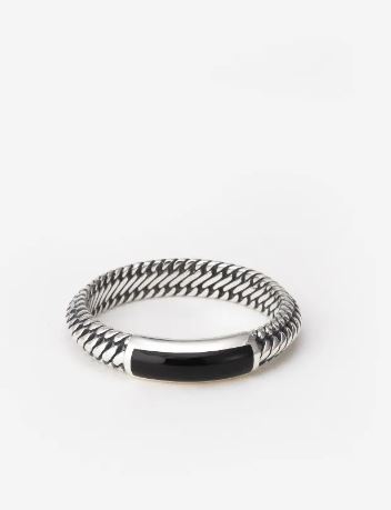 De Ben Mini (Edel)steen Ring Zilver Onyx is een samensmelting van de tijdloze iconische Ben-schakel in de mini-variant en de energieke kracht van de Onyx-steen. De zwarte Onyx is een symbool van innerlijke kracht, biedt niet alleen fysieke bescherming maar staat ook bekend om het bevorderen van ondersteuning, doorzettingsvermogen en stabiliteit. Dit unieke stuk uit de Gemstone-collectie is geschikt voor iedereen en voegt een stijlvolle touch toe aan elke outfit. Wat symboliseert dit sieraad voor jou?
