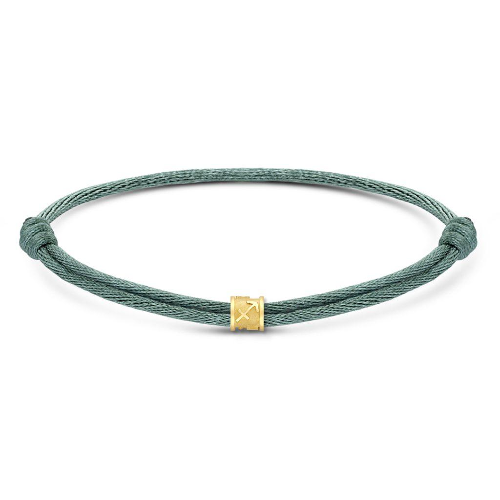 Met de Minitials Één Benji Satijn Armband draag je jouw geliefde altijd dicht bij je. Kies een bedel met een letter, symbool of sterrenbeeld en stel jouw perfecte Minitials armband samen.