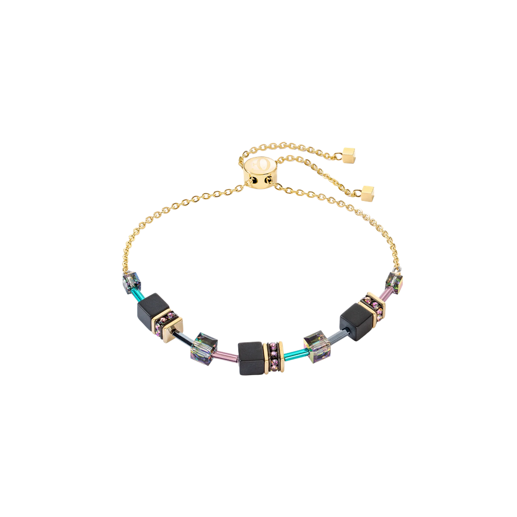 GeoCUBE® Iconic Nature Chain ketting zwart veelkleurig
Geïnspireerd door de natuur, is de GEOCUBE® Iconic Nature Chain-ketting een buitengewoon sieraad dat het unieke karakter tot in het kleinste detail viert. Elk van de sprankelende kristallen kubussen heeft een iriserende afwerking, terwijl matzwarte onyxkubussen voor een verrassend contrast zorgen. Een schuifsluiting zorgt voor volledige verstelbaarheid en zorgt ervoor dat de ketting op verschillende manieren gedragen kan worden. Het ongelooflijk elegante ontwerp maakt dit tot een uiterst wenselijk luxe accessoire.

Elk sieraad dat u bij COEUR DE LION bestelt, wordt u geleverd in een premium designetui en met een certificaat van echtheid.
