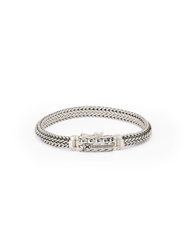  J215 F Nurul/Ellen Armband 21CM

Ontdek de evolutie van een nieuwe weeftechniek geïnspireerd op twee tijdloze klassiekers. Met een rijkere en meer gedetailleerde structuur combineert dit handgemaakte sieraad de essentie van onze Nurul en Ellen schakels. De naadloze verwerking van het slot voegt een extra touch toe aan deze armband. Maak jouw look compleet met de bijpassende ring of de leren variant en omarm de kracht van onze sieraden, die jouw eigen unieke stijl weerspiegelen.

Maat	F
Collectie	Nurul
Lengte cm	21
Slot	Bakslot met 8 sluiting
Materiaal	Zilver
Breedte mm	9.6
Geslacht	Unisex