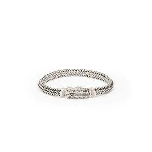 J215 E+ Nurul/Ellen Armband 20cm
Ontdek de evolutie van een nieuwe weeftechniek ge&iuml;nspireerd op twee tijdloze klassiekers. Met een rijkere en meer gedetailleerde structuur combineert dit handgemaakte sieraad de essentie van onze Nurul en Ellen schakels. De naadloze verwerking van het slot voegt een extra touch toe aan deze armband. Maak jouw look compleet met de bijpassende ring of de leren variant en omarm de kracht van onze sieraden, die jouw eigen unieke stijl weerspiegelen.