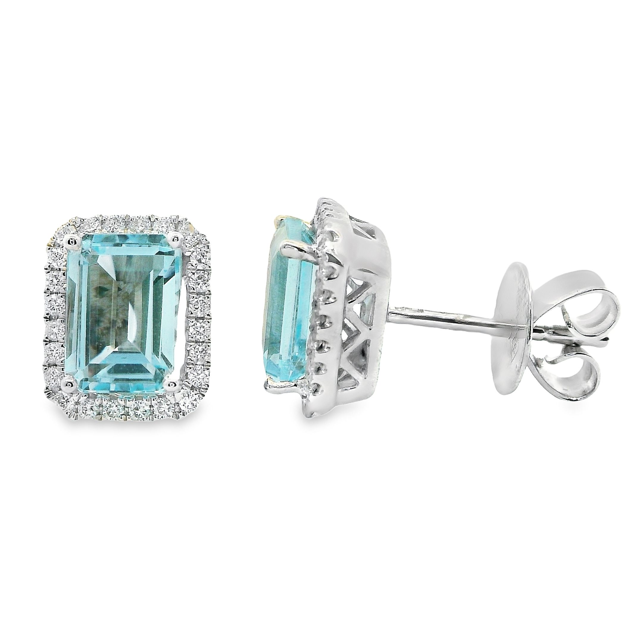 Deze oorstekers van Louis Bros zijn vervaardigd uit 18 karaat witgoud (3.66 gr.) en zijn gezet met 48 briljant geslepen diamanten met een totaalgewicht van 0.25ct. En 2 blauwe topaas 2.00ct  De Oorsieraden hebben een diameter van 9mm en een breedte van 7mm.
Stap binnen in een wereld van betovering en tijdloze elegantie met deze prachtige witgouden oorstekers. Deze oorstekers zijn meer dan alleen sieraden; ze zijn een viering van schoonheid, van verfijning, van de eeuwige allure van edelstenen en edelmetalen.
In het middelpunt van elke oorsteker pronkt een schitterende blauwe topaas, als een sprankelende juweel in een koninklijke kroon. De diepe, betoverende kleur van de topaas roept beelden op van azuurblauwe wateren en uitgestrekte luchten, waardoor de drager wordt meegenomen op een reis naar verre oorden en verborgen paradijzen.
Maar het zijn niet alleen de topazen die deze oorstekers zo bijzonder maken. Rondom elke topaas zijn diamanten gezet, als fonkelende sterren aan de nachtelijke hemel. Hun sprankelende pracht voegt een extra dimensie van luxe en glamour toe aan het ontwerp, terwijl ze het licht vangen en weerkaatsen met elke beweging.