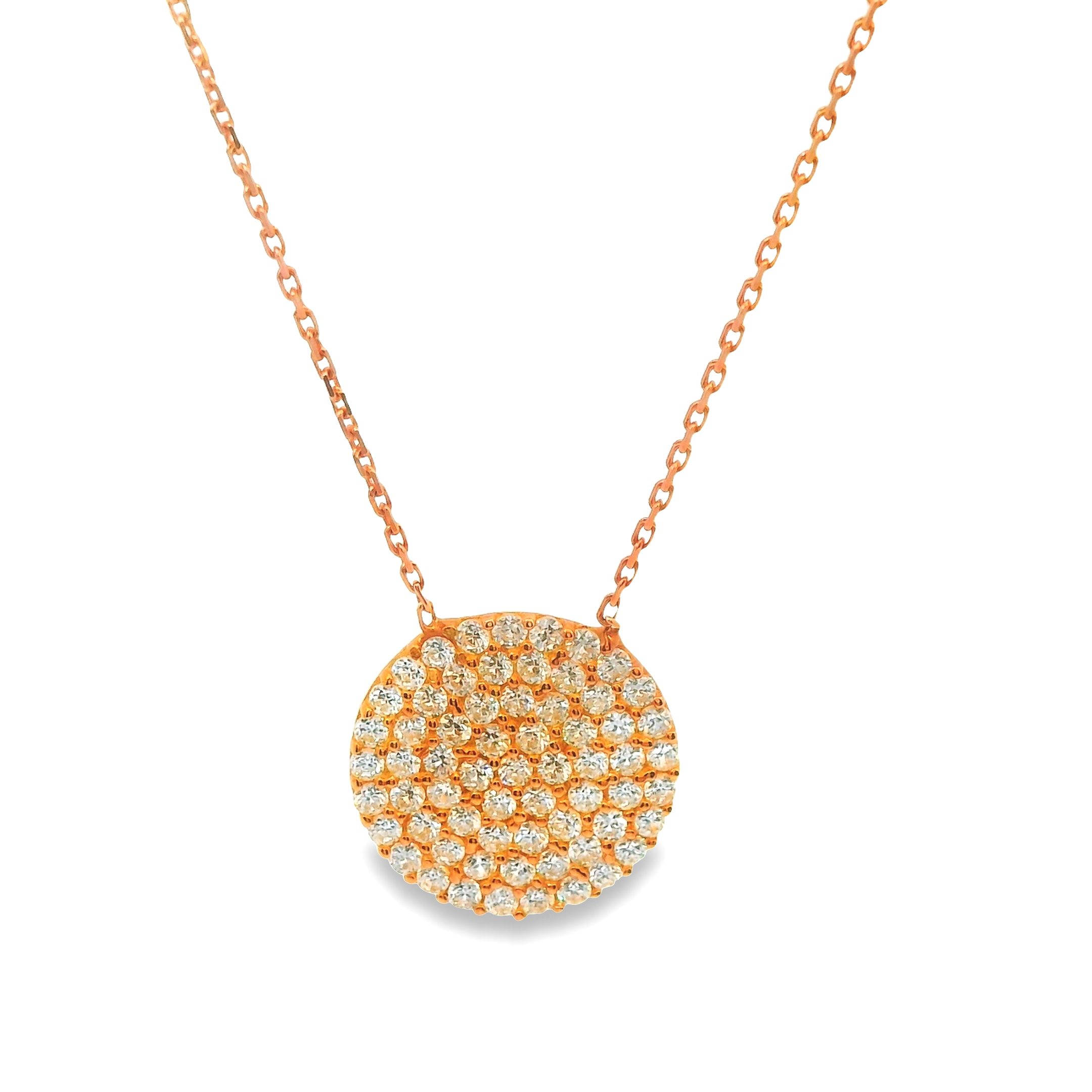 Dit collier van Louis Bros is vervaardigd uit 14 karaat roségoud verrijkt met zirkonia  (1.75 gr.). Deze collier heeft een maximale lengte van 45 cm en minimale lengte van 40 cm . De hanger heeft een diameter van 11.5 mm en een dikte van 1.2 mm. Deze collier met zirkonia’s eindeloos te combineren met andere gouden sieraden. Deze collier is stijlvol, eenvoudig en gemakkelijk te combineren. De sieraden vormen enerzijds een prachtige basis voor een minimalistische look, of kunnen anderzijds uitgebreid worden met verschillende type sieraden voor een rijke en of een feestelijke uitstraling.