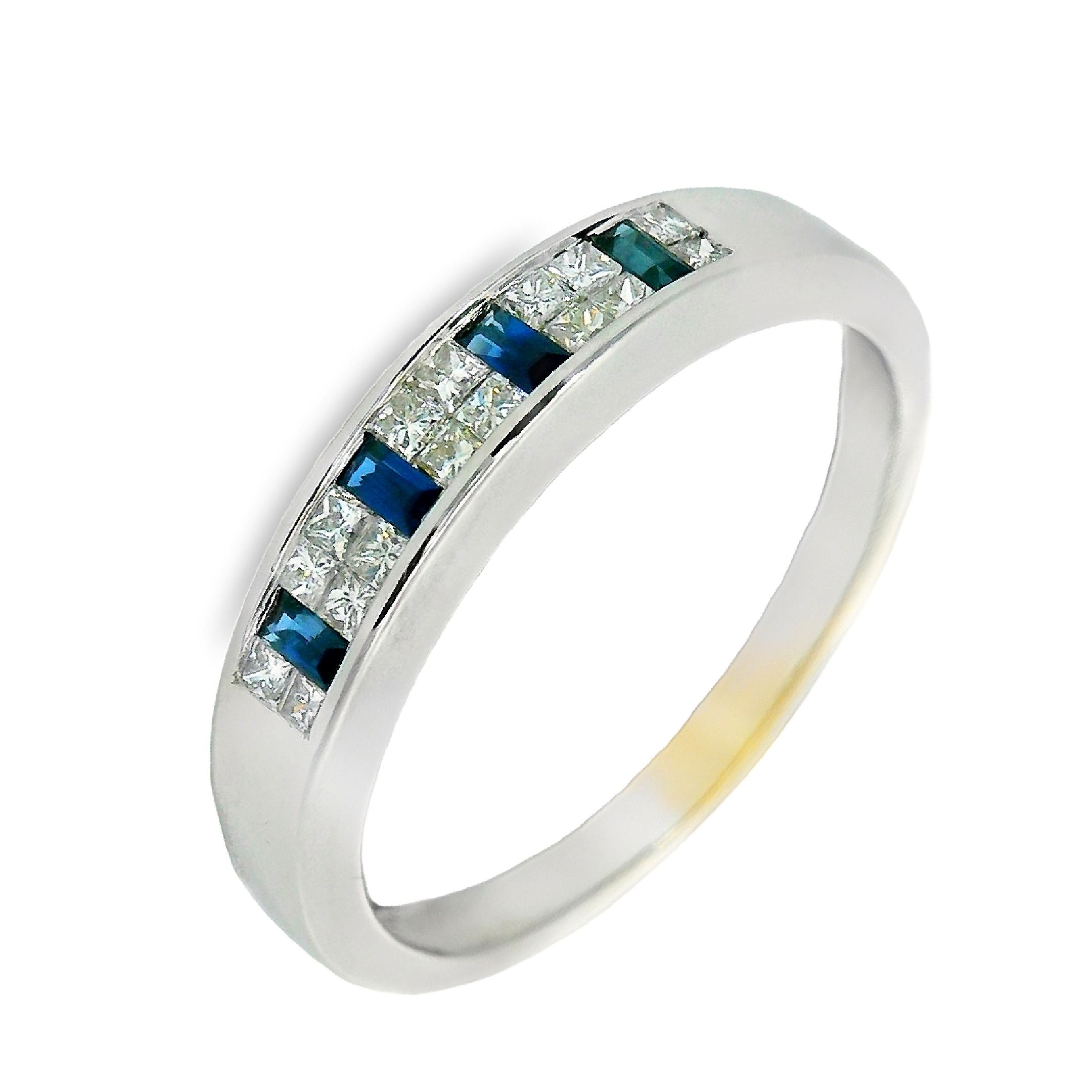 Deze ring van Louis Bros is vervaardigd uit 14 karaat witgoud (2.79gr.) en is gezet met 16 prinses geslepen diamanten met een totaalgewicht van 0.10ct en 4 saffier 0.20ct. De ring heeft een breedte van 3.5. mm, en een dikte van 2.5.mm. 
 Een juweel dat de tijd trotseert, een symbool van eeuwige elegantie en verfijning. Deze witgouden ring belichaamt de perfecte samensmelting van tijdloze klasse en hedendaagse allure. Met zijn gracieuze ontwerp en weelderige details roept het de glans op van een onvergetelijke moment.
Het centrale pronkstuk van deze ring is een schitterende prinses geslepen diamant, die als een stralende ster aan de hemel schittert. De prinses geslepen diamant staat bekend om zijn scherpe, geometrische lijnen en zijn buitengewone schittering, waardoor hij een blikvanger is van ongeëvenaarde schoonheid.
Omringd door de prinses diamant zijn baguette geslepen saffieren die een subtiel contrast bieden en tegelijkertijd een gevoel van diepte en dimensie toevoegen aan het ontwerp. De baguette slijpvorm, met zijn langwerpige, rechthoekige facetten, benadrukt de natuurlijke schoonheid van de saffieren en creëert een harmonieus samenspel van licht en kleur.
De ring is verkrijgbaar in meerdere afmetingen.